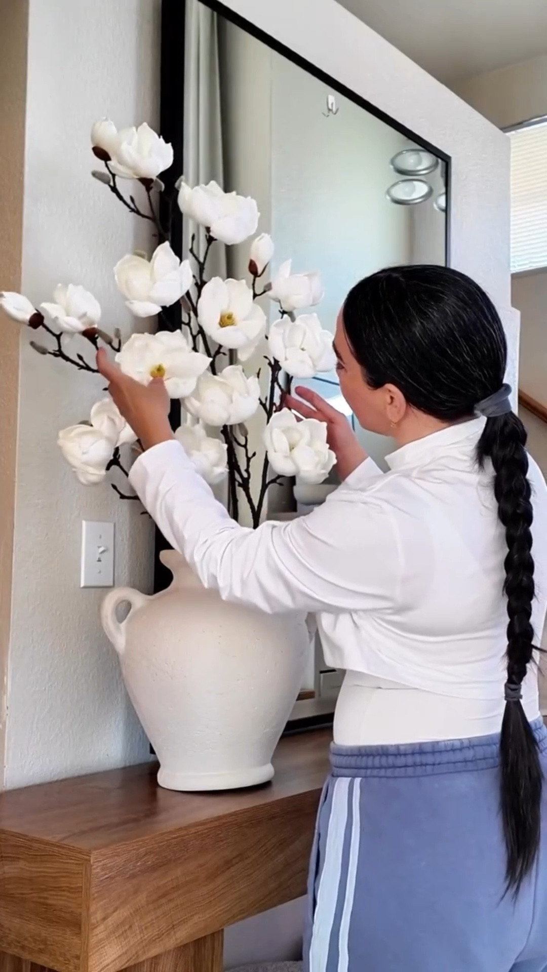 Spring Decor Inspo!! 🌸🙌 Este año decidí decorar diferente menos exceso, más intención... y una casa que se sienta en calma, acogedora y elegante todo el año A veces no se trata de comprar más, sino de elegir mejor.

Si tú también quieres aprender a decorar con intención y lograr ese look cozy sin saturar tu casa... Comenta QUIERO para recibir enlace🔗

#homedecor #interiordesign #cozyhome #cozyvíbes #homestyle