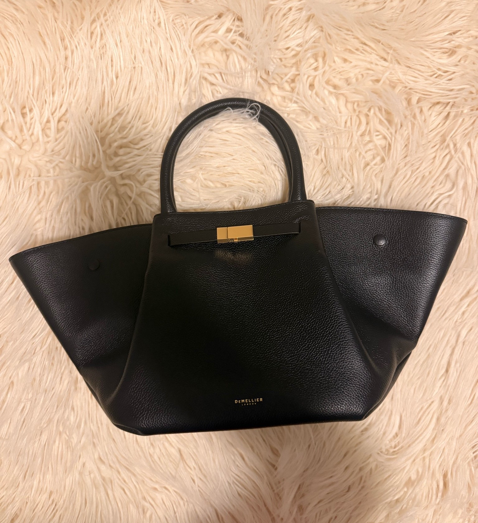 The perfect black tote🖤

#LTKU #LTKWorkwear #LTKootd