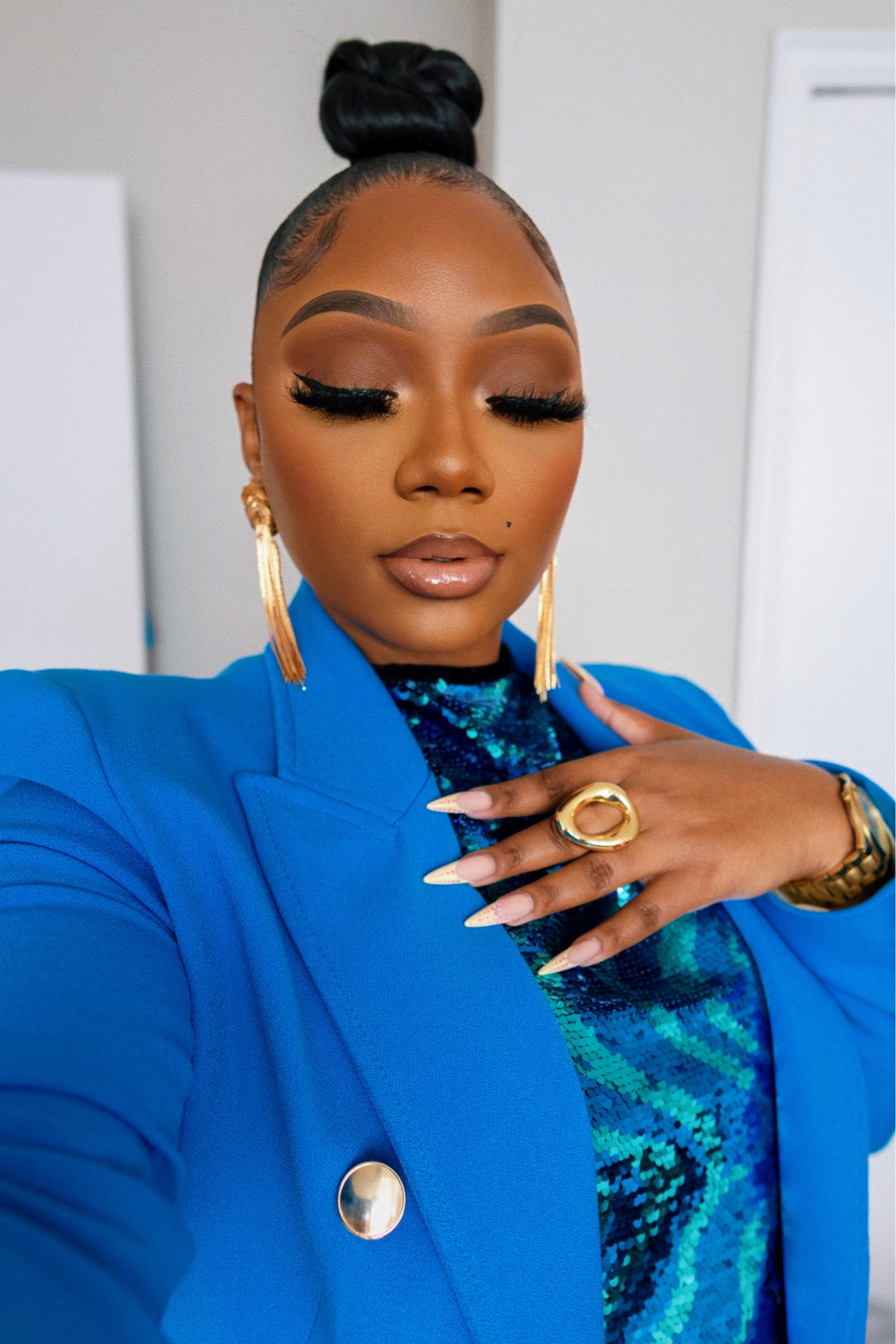 Another full face glam! ✨

Brown eyeshadow, nude lip combo, Tamara Renaye lip combo, holiday event, blue blazer, sequin top, Zara gold jewelry, Tamara Renaye

#LTKHoliday #LTKbeauty