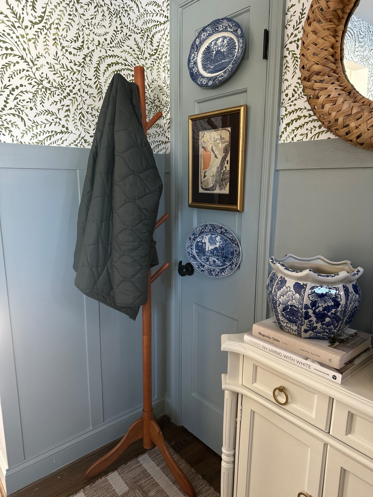 Create extra hanging soace with this coat rack for small corners 