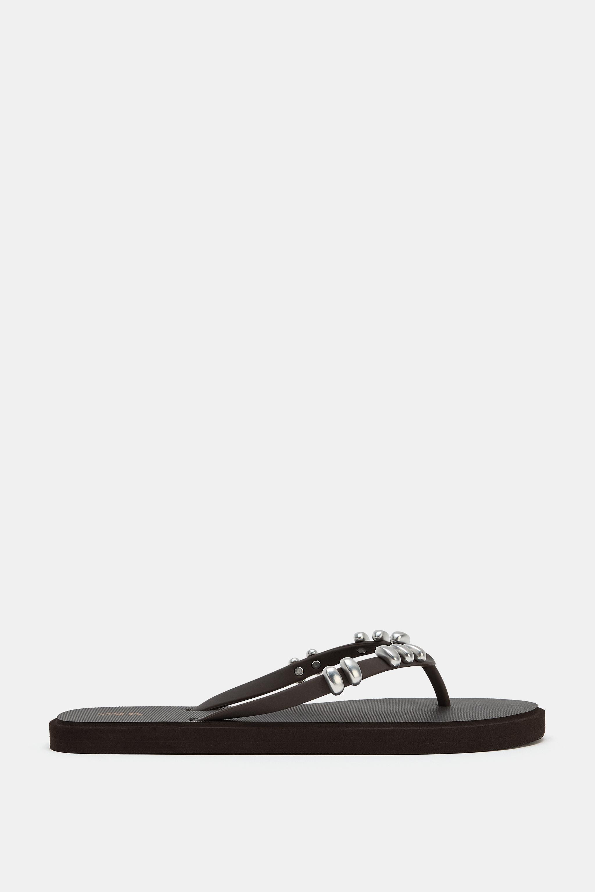 Model height: 176 cmFlat sandals. Toe post strap with metal charm details. Round toe finish.Sole ... | Zara DE