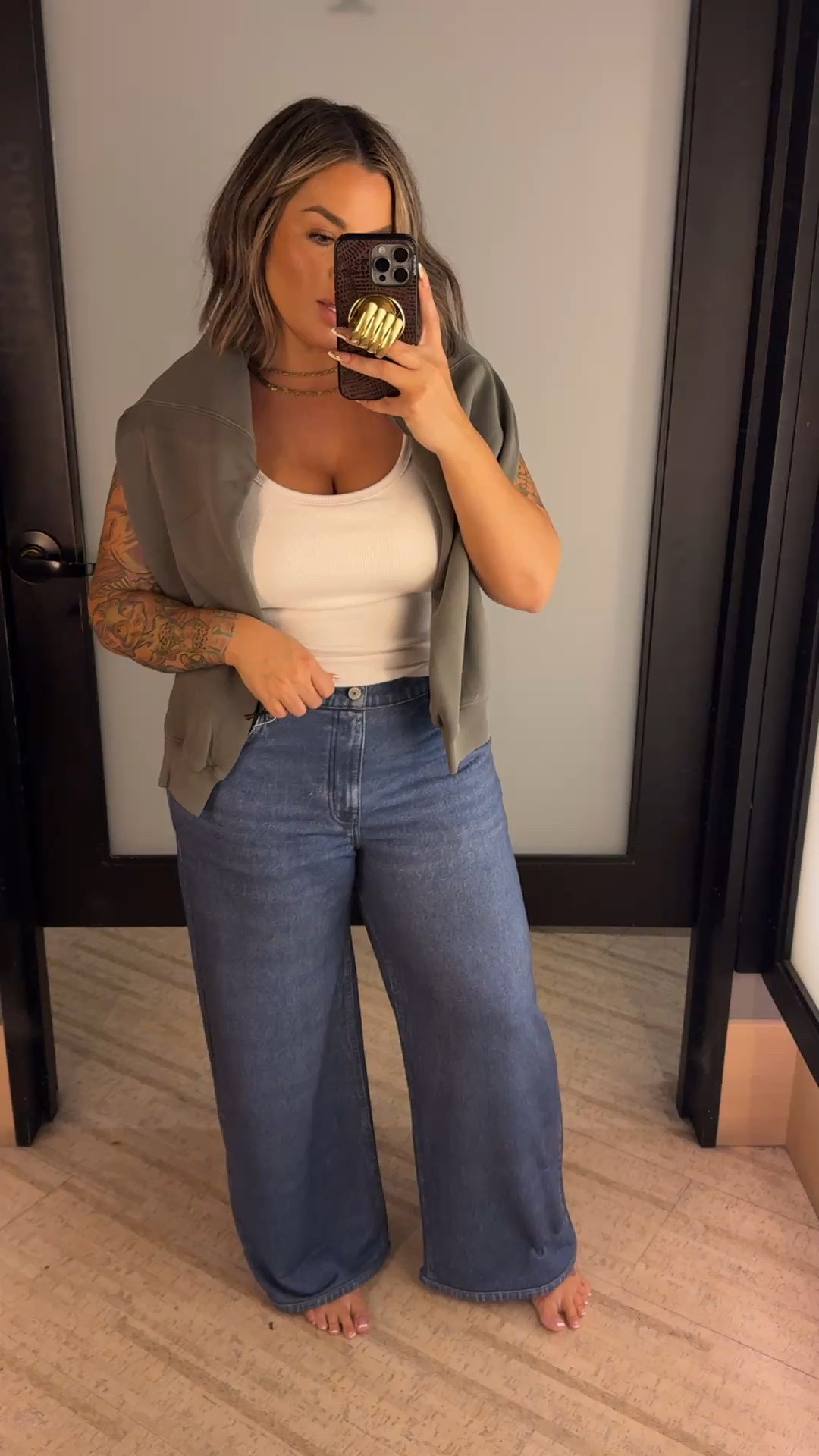 Sweat pant jeans L reg 
Tank L 
Sweater M
