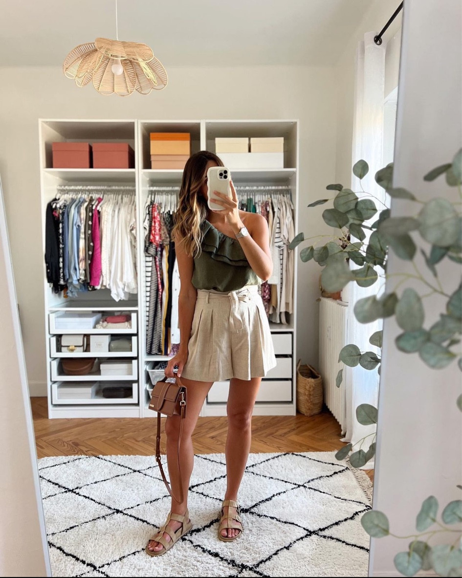 Look du jour décontracté

short long, short long beige ample, short décontracté, top vert kaki, top asymétrique vert, sac Jacquemus, le grand Bambino Jacquemus marron, sandales gladiateurs 

#LTKSeasonal #LTKitbag #LTKstyletip