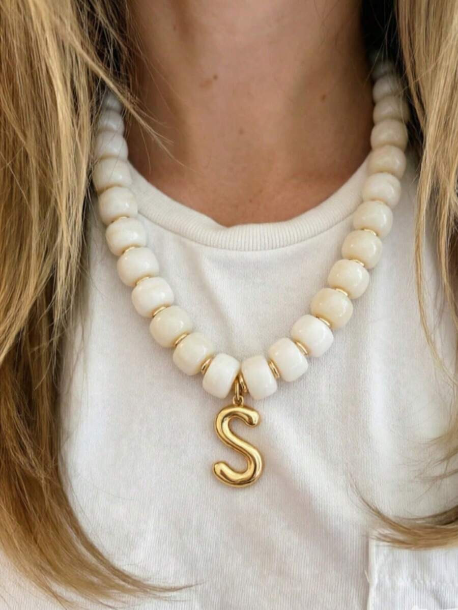 1pc Minimalist Elegant Acrylic Resin 26 English Letter Beaded Choker Necklace, Bohemian Style Beach Vacation Fashion Necklace, Women's Gift Choice | SHEIN