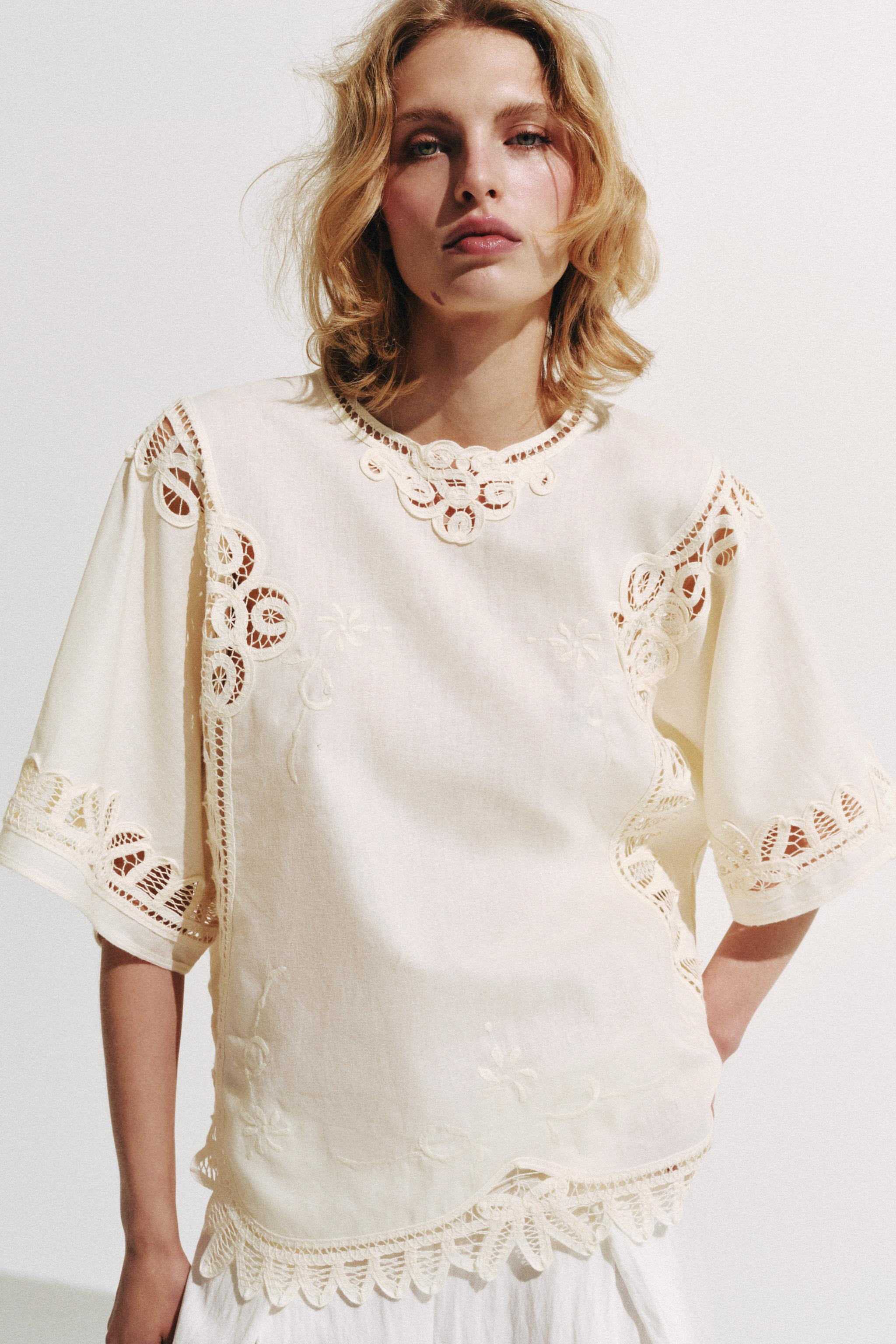 Model height: 179 cmZARA WOMAN COLLECTIONBlouse made from a linen blend yarn. Round neck and slee... | Zara UK