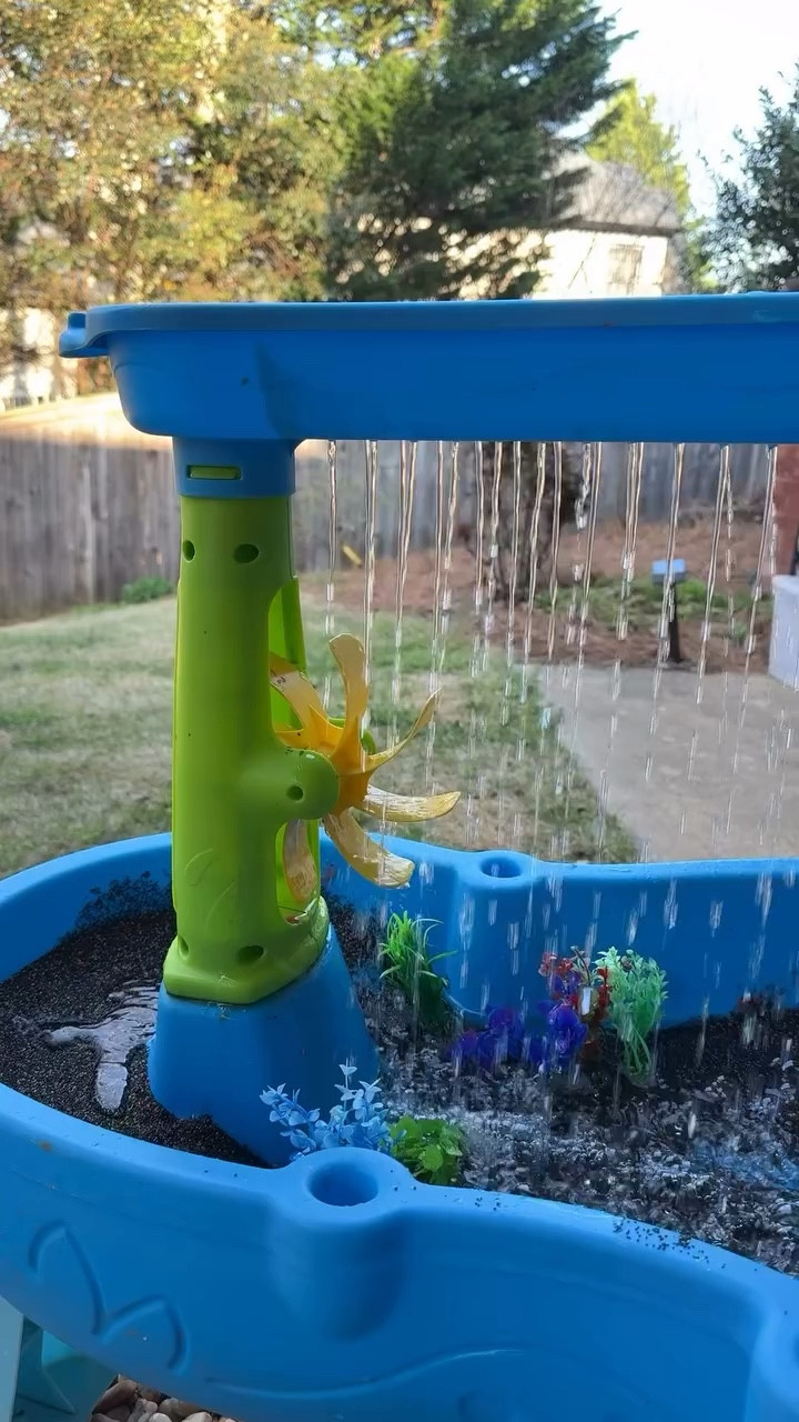 Having themes for the water table is a great way to entertain the kiddos. Sunday we did an Aquarium theme and they have love playing with the different textures and animals. And water makes everything more fun haha

#watertable #watertablefun #aquarium #toddlerideas #summeractivities