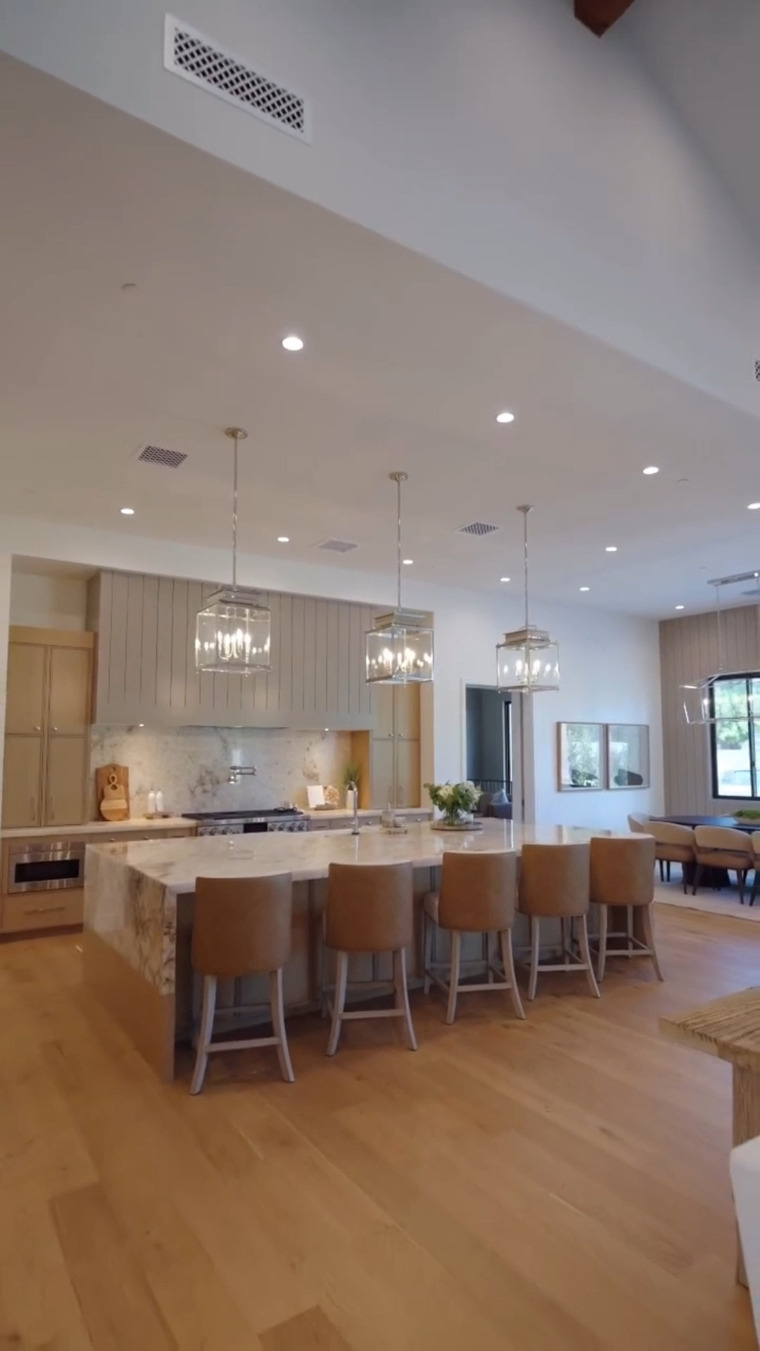 I mean, a huge fully remodeled custom kitchen isn’t too much to ask for, right Santa? 😇🎅🏼🎄🎁

#christmaswishlist #kitchenrenovation #kitcheninspo