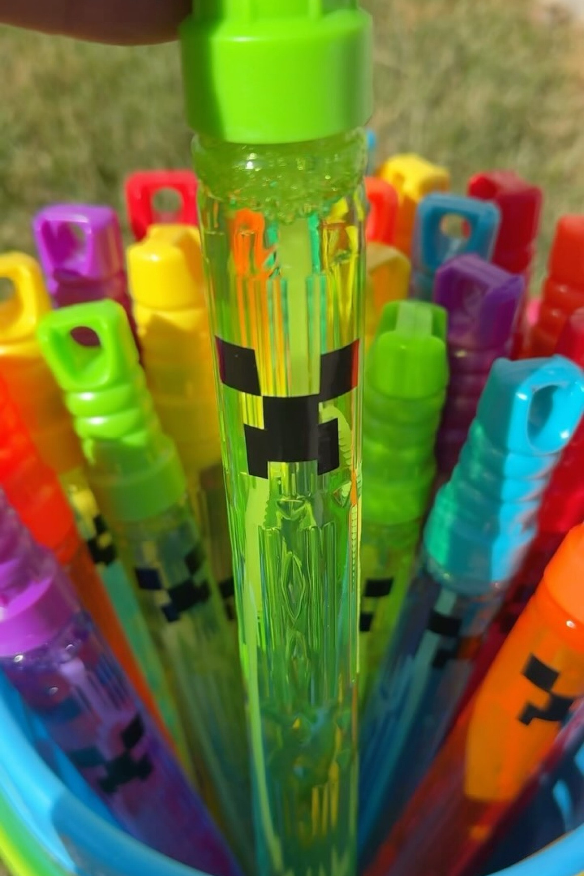 DIY Minecraft party favors! 🧱💚
Easy and fun ideas to make your party epic! 
I got this black sticker from Dollar Tree! You just cut out the creeper’s face and stick!

Link in my bio or direct links here↓
Lime color paper bag link: https://amzn.to/3zrwUEb
Jumbo Bubble stick link: https://amzn.to/3RNYIsA
・
・
・
#minecraftparty #diy #diymom #diyer #mincraftpartyideas #momlife #sonbirthday #sonsbirthday #5yearsoldbirthday #partyidea #birthdaypartyfavors #minecraftfavor