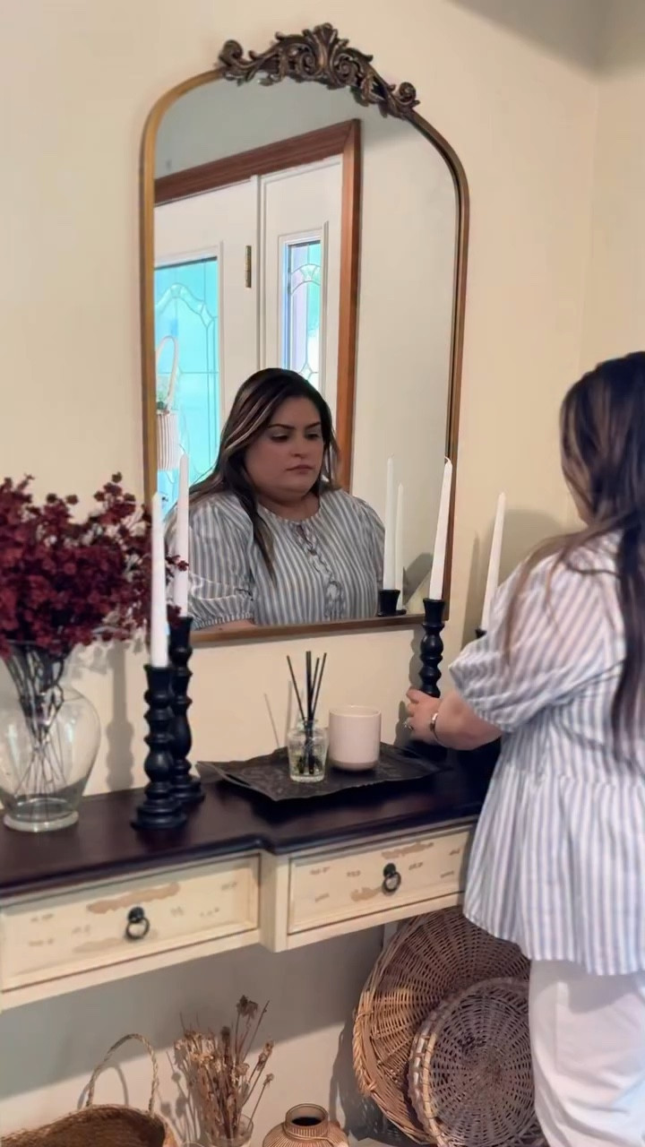 “Your house looks like my grandma’s.”
Perfect — she had impeccable taste 💅🏼

We’re very heavy on the grandma-core / grandmillennial decor over here… florals, antiques, cozy corners, real wood furniture, and absolutely zero regret.

Honestly, if it doesn’t feel like you could bake cookies here while a lace curtain moves in the breeze… I don’t want it. 🫖✨

#grandmillennialstyle #grandmacore #vintagehomedecor #traditionalhome #homedecorinspo