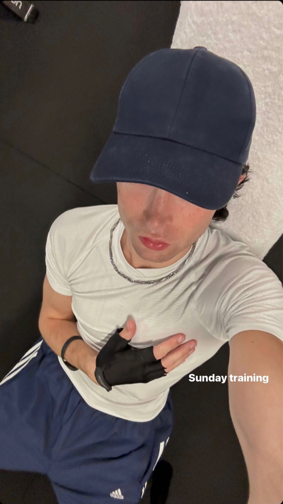 Gym fit, sport wear, Adidas, tenue de sport, tee shirt blanc sport, bas de survêtement bleu marine, casquette bleue marine 

#LTKFitness #LTKmens