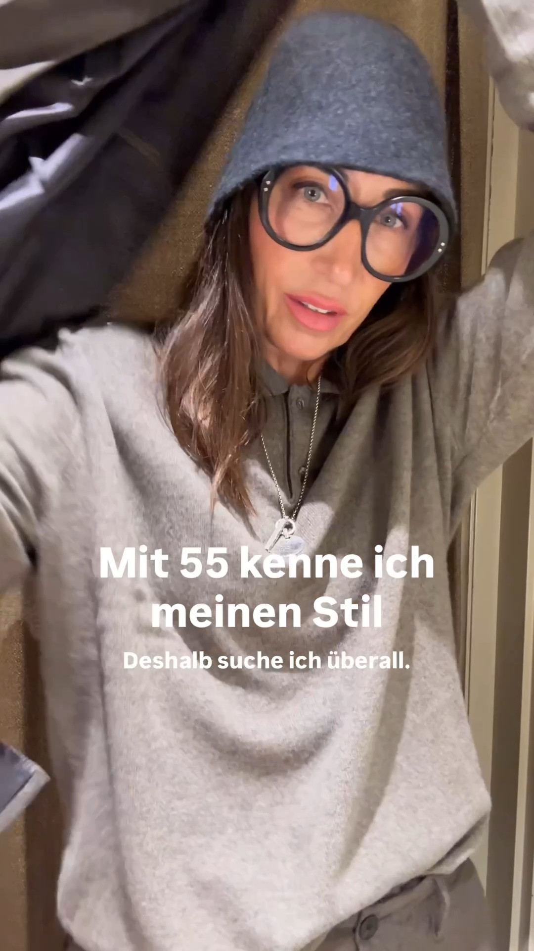 Mit 55 kenne ich meinen Stil. Aber das heißt nicht, dass ich aufgehört habe, Neues auszuprobieren. Eher das Gegenteil.

Mit 1,87 m lohnt es sich für mich sowieso, beim Shoppen auch mal die Abteilung zu wechseln. Diesmal bin ich in der Herrenabteilung fündig geworden: Anzughose (Gr. 42), Blazer (Gr. 52) und Polopullover (Gr. XL). Die Mütze kam spontan dazu. Meine weißen Sneaker hatte ich schon an.

Stil bedeutet für mich heute nicht, Regeln zu befolgen. Sondern zu wissen, was zu mir passt und trotzdem neugierig zu bleiben.

Und manchmal hängt das eben bei den Männern. 😉

#LTKü50 #LTKstyletip #LTKdeutschland