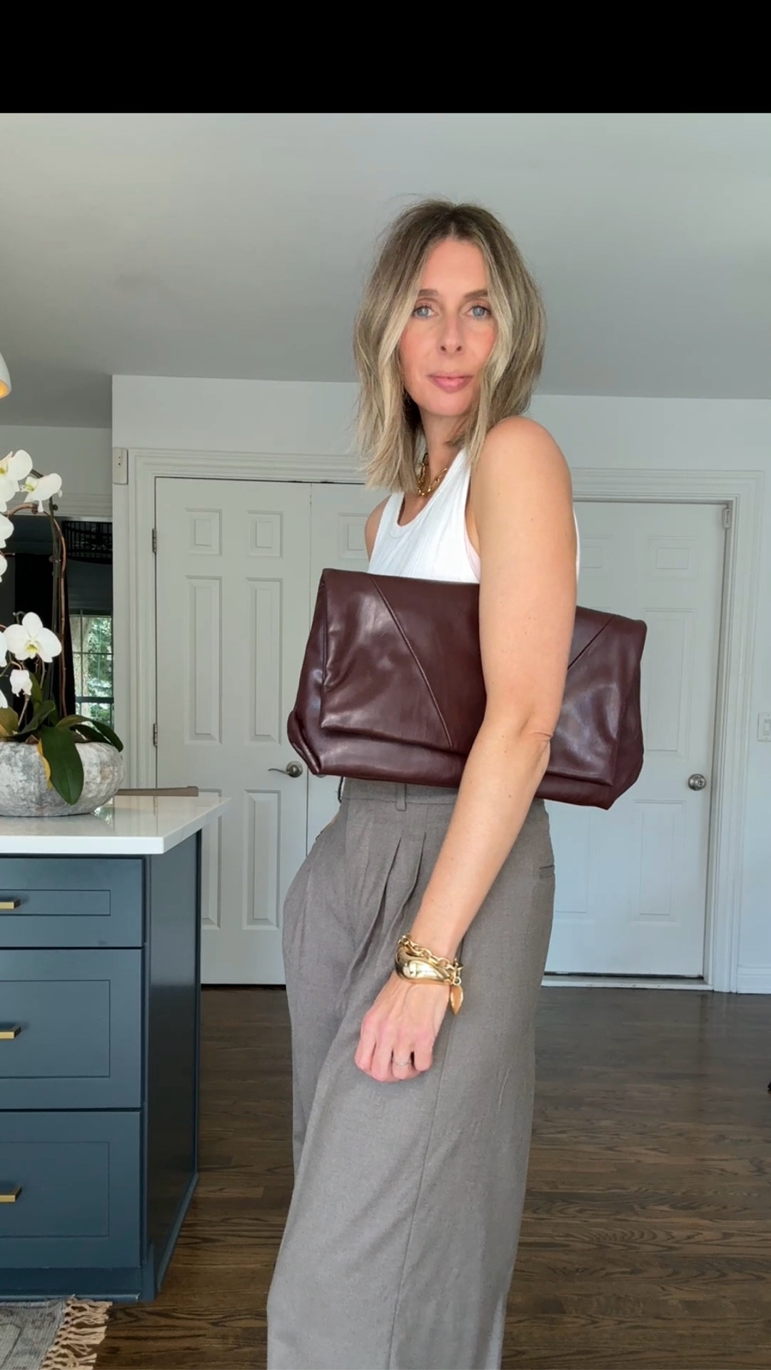 FALL, I’M READY FOR YOU!

okaaaay, let’s talk about this look! so effortlessly cool. love these wide leg pants and sneaks... 😮‍💨 wear with a tank while the weather is still cooperating, and then on chiller days, throw on this INSANE cardigan. 😮‍💨 it’s a good ‘un! 

also, this bag! wearing as a clutch but it does have a strap too. love the contrast of the burgundy against the neutrals. who said fall had to be all flannels and plaid? 😉 

PANTS: size xs (size down!). i’m 5”7’ and the hit the floor. if you’re shorter, get’ em and hem ‘em. WORTH IT!

TANK: wearing the medium. 

CARDIGAN: size medium now, let me tell you…a cardigan is fabulous quality. the color is divine. i’m obsessed! 



fall outfit. wide leg pant. oversized clutch. burgundy bag. 