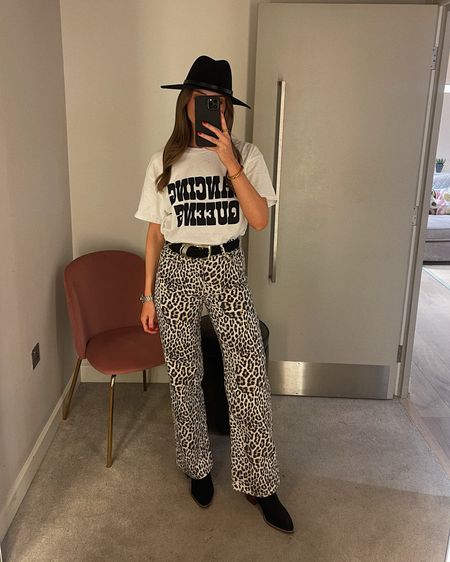 FESTIVAL STYLING with River Island
Wearing a size 12 in the slogan tee
Size 8reg in the leopard print jeans
Cowboy boots
Fedora hat 