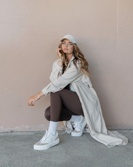 My go-to when I don't know what to wear: neutral base + sneakers + trench coat 😍