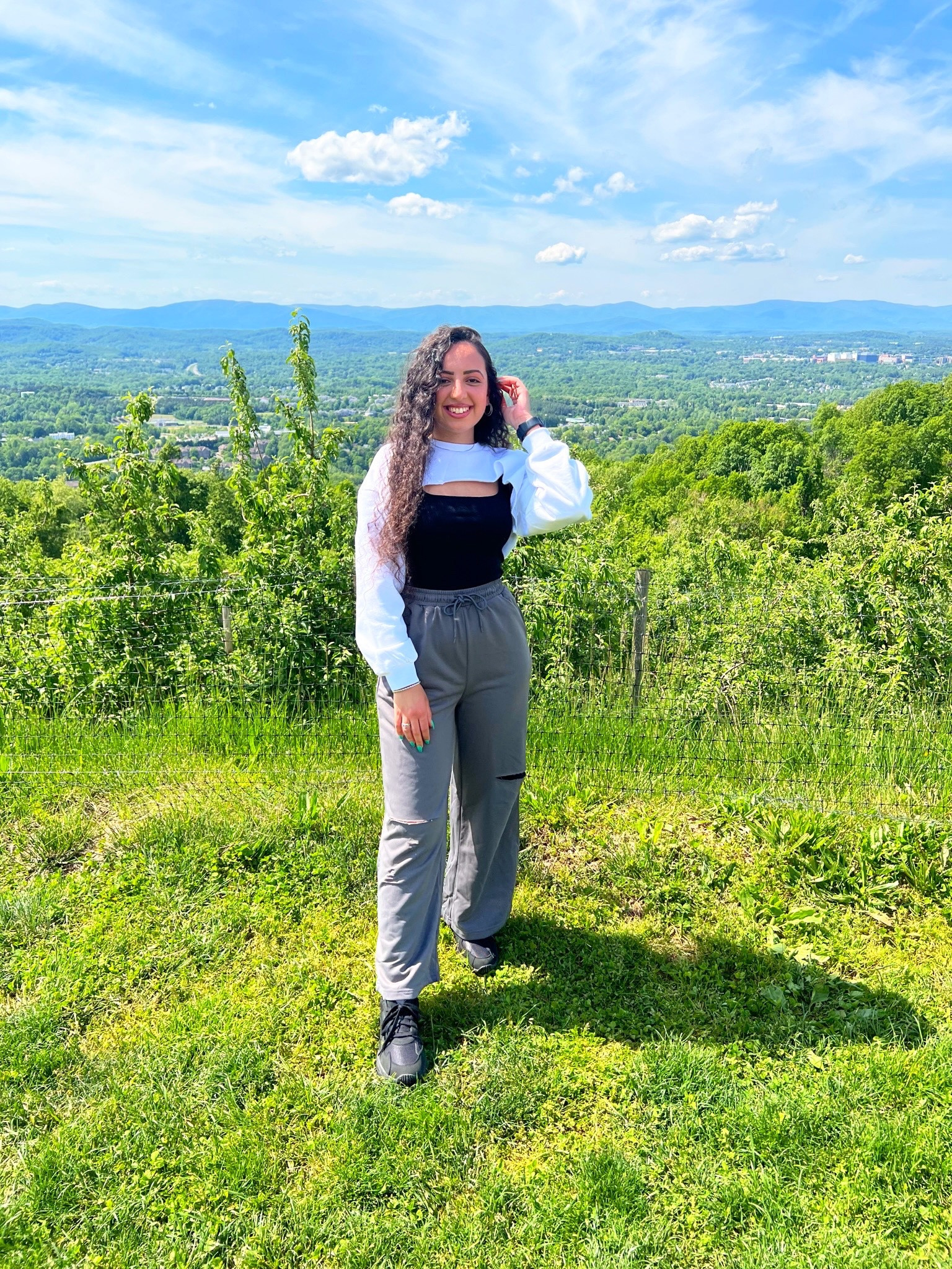 Casual look for the mountain 🖤
.
Fashion | Beauty | Lifestyle 
Sweatpants | Drop shoulder 
Sneakers | Tank top | Bag
Shoulder bag | Old Navy
Shop Cider | Adidas | H&M#LTKcurves #LTKsalealert

#LTKSeasonal