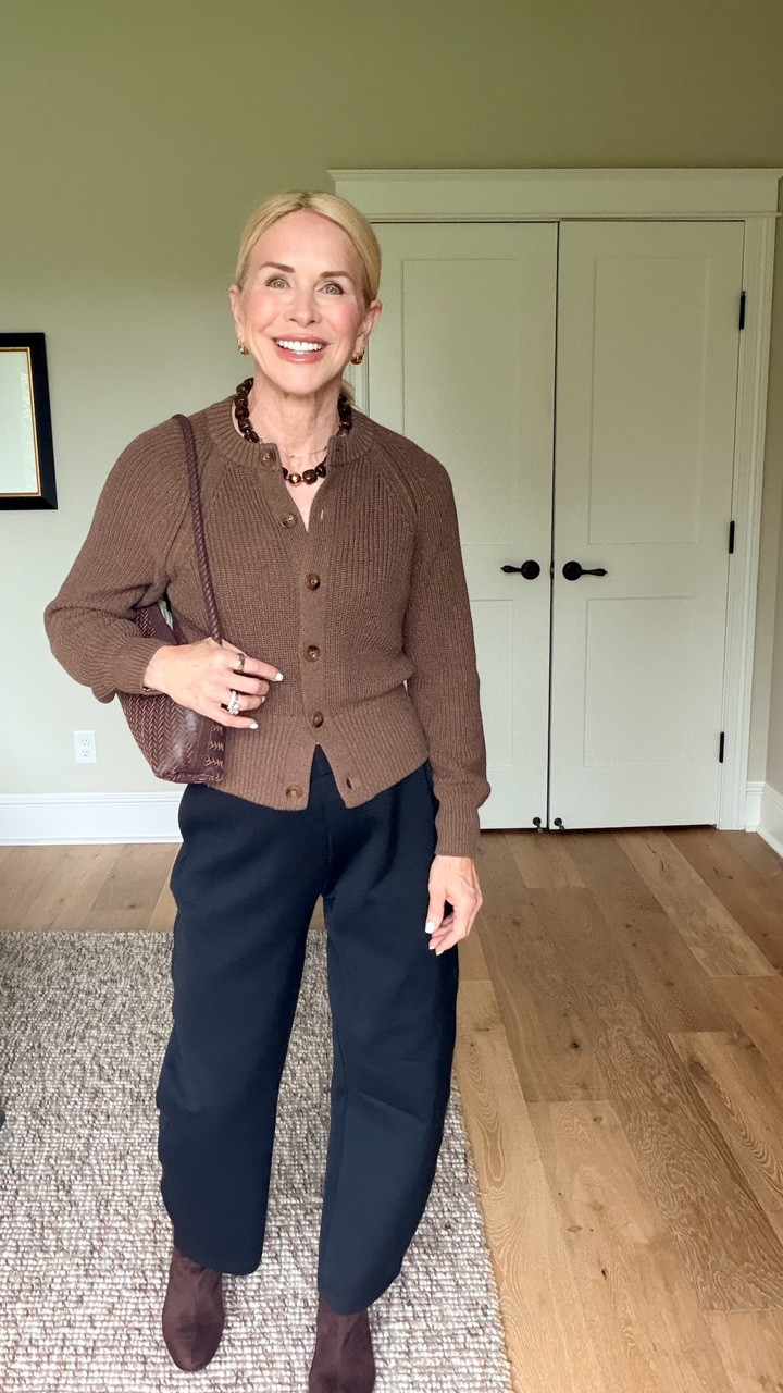 I’ve dressed up these knit pants! They can be a lounge pant but they can also be a work pant! So cute, pockets & stretchy waistband. Such a cute fall outfit 🤎