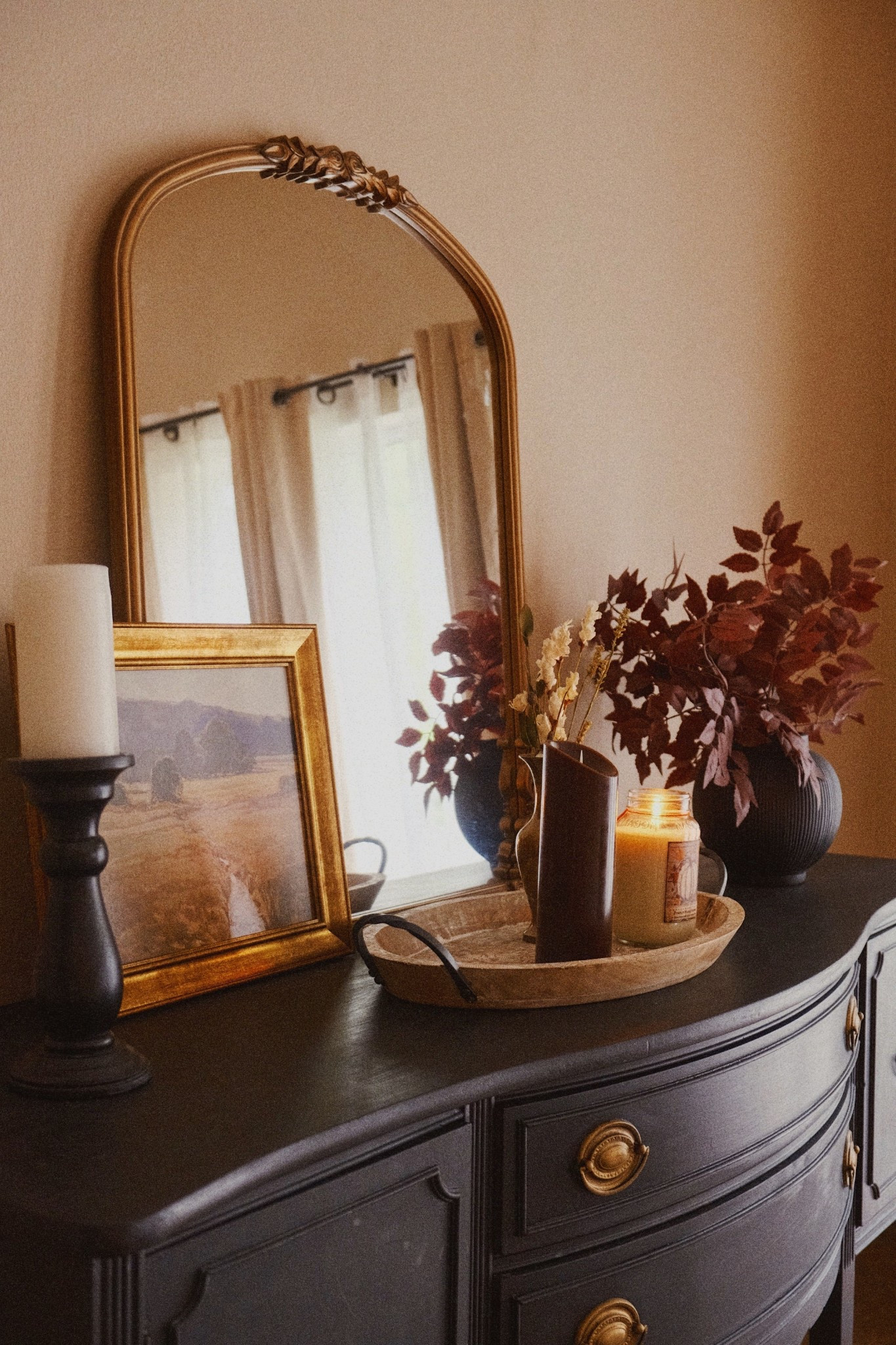 ✨ Warm and cozy vignette with vintage charm — a gilded mirror, rustic tray, moody florals, and glowing candles create the perfect autumn ambience. Ideal inspo for fall home décor lovers 🍂🕯️ #CozyCorners #FallDecor #VintageVibes #CandlelitAesthetic
