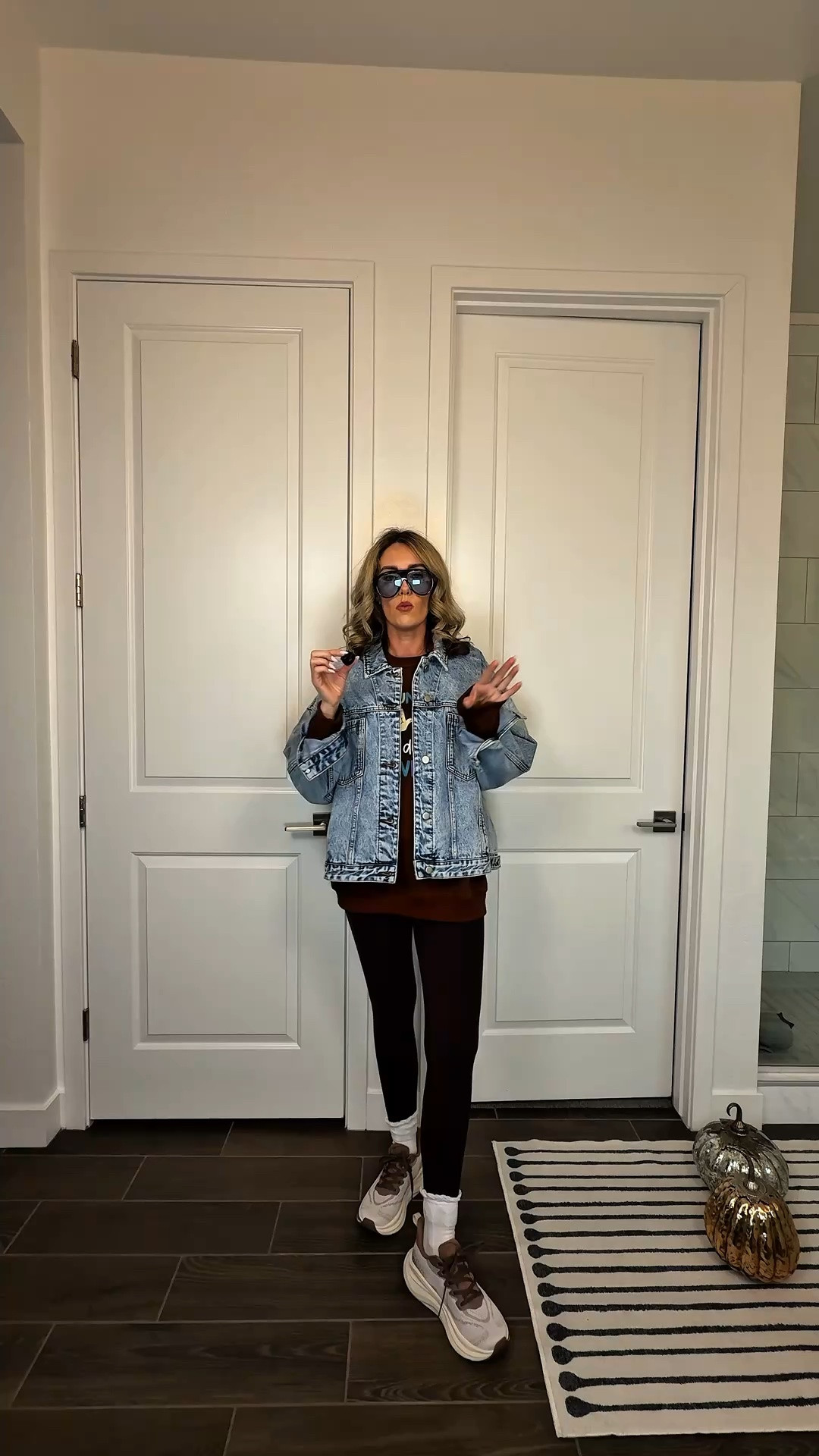Millennial mom outfit but with couple of the twists. When it doubt throw on a jean jacket, chunky sneaks and pair of trendy sunnies.
Affordable fall outfits for women over 30 | easy everyday outfits | casual fall fashion | 30+ style #millennialfashion #styleinspo #fashiongram #momfashionblogger