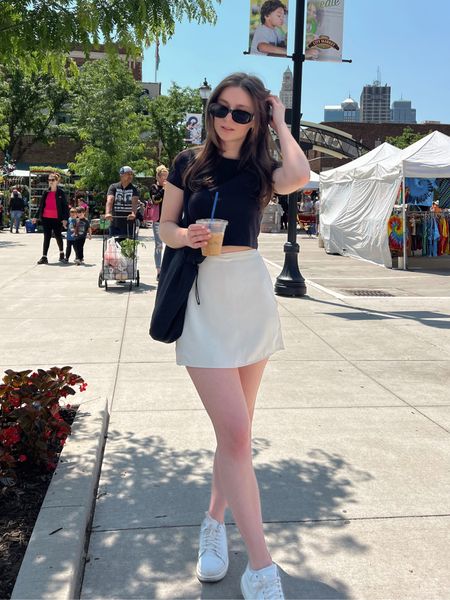 Saturday farmers markets 🍓✨👩🏽‍🌾
—outfit details— 
Top: @cutswomen 
Skirt: @abercrombie 
Tote: @lululemon 
Sunglasses: @amazonfashion 

simple outift, farmers market, saturday ootd, mini skirt, black crop top, white sneakers, casual style

#LTKunder100