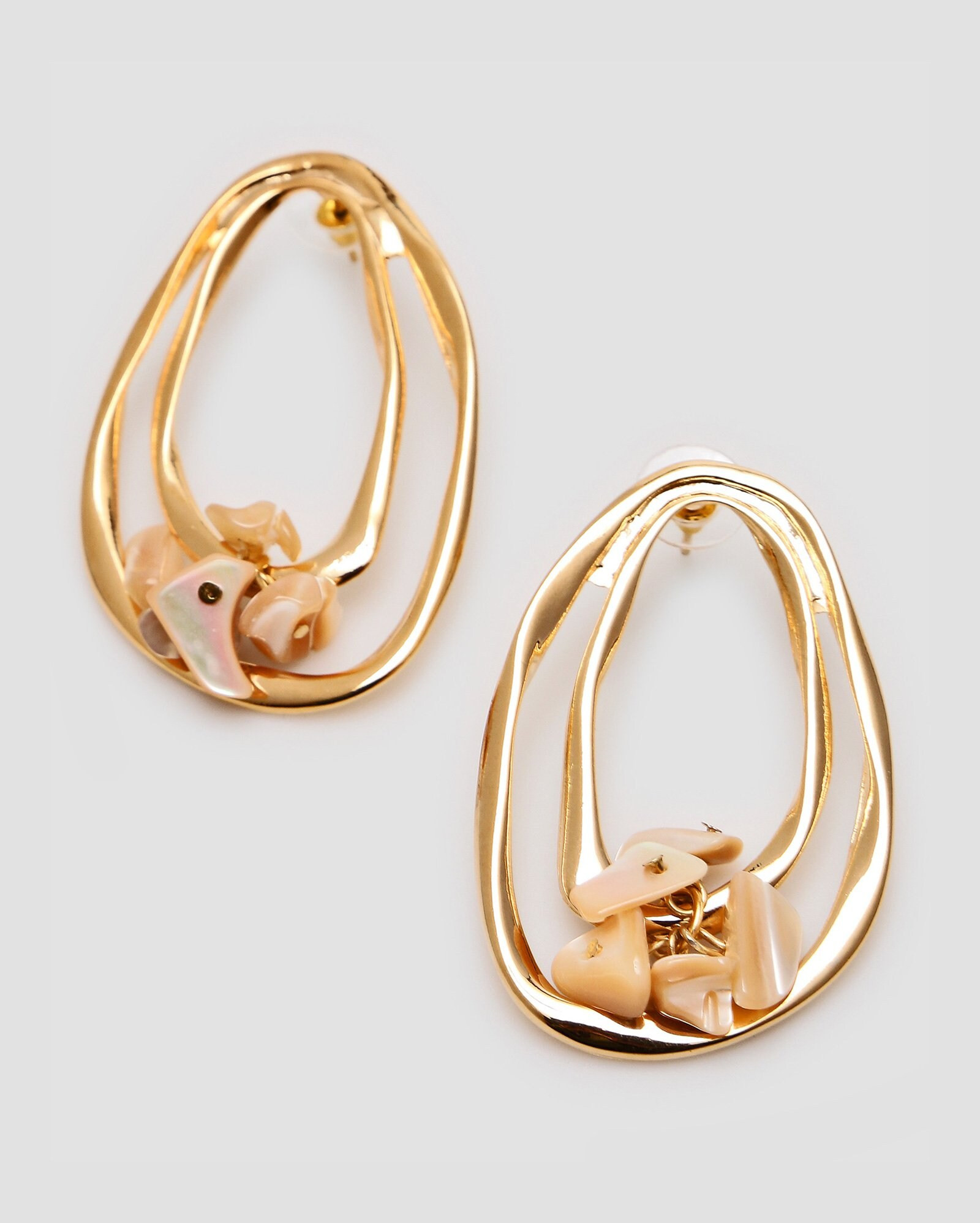 Brinco feminino orgânico com cascalho doaurado | Accessori by Riachuelo | Riachuelo (BR)