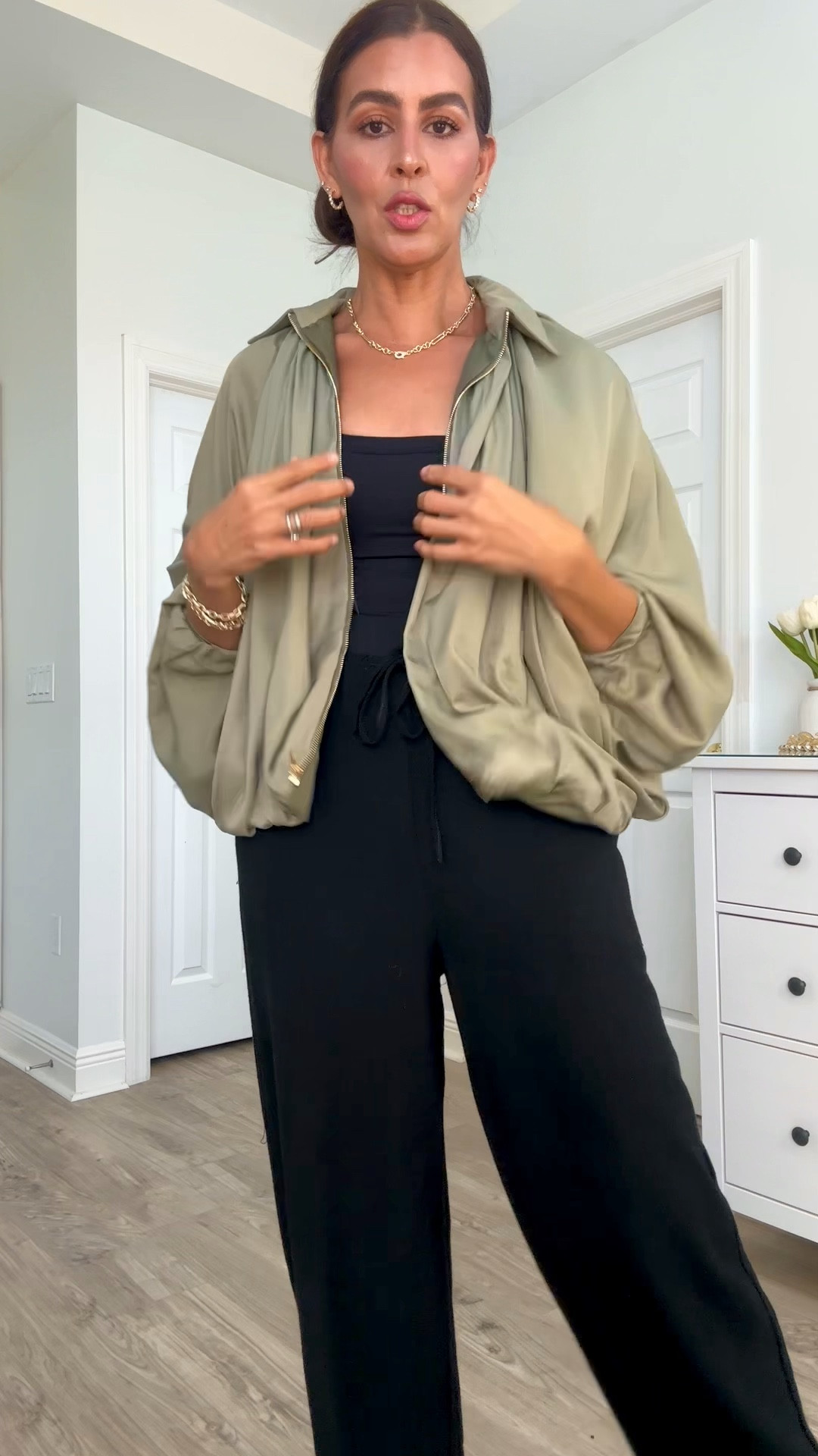 ‼️All details and sizing⬇️ Jacket is super lightweight and is oversized, in color green.  Wearing a size s in jacket, pants and tank top. Tank top has a built in bra. 
Lipgloss is : toffee pink shimmer with lipliner : deep taupe 