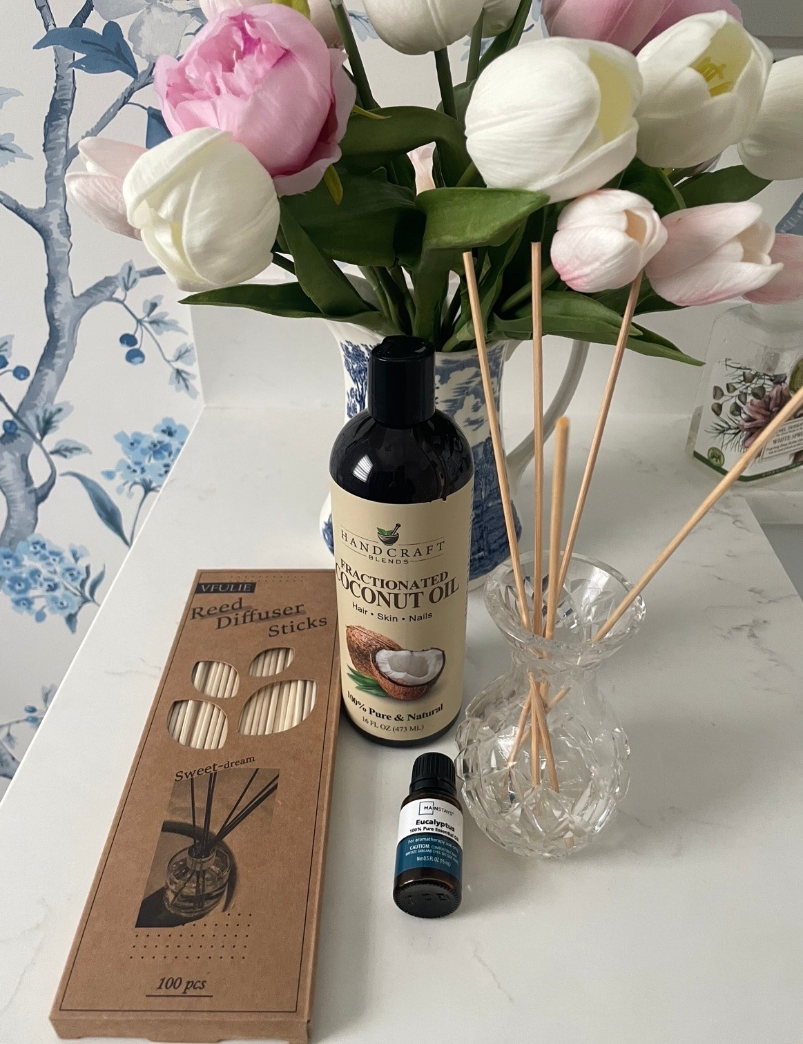 How to make your own diffuser for the home
A beautiful vase, 1/4 cup fractioned coconut oil, 20 drops (depending how strong you like the smell) of eucalyptus essential oil ( or another scent) and 6 reed diffuser sticks. Simply pour the oils into the vessel, mix and add the reeds. Get what you need here.