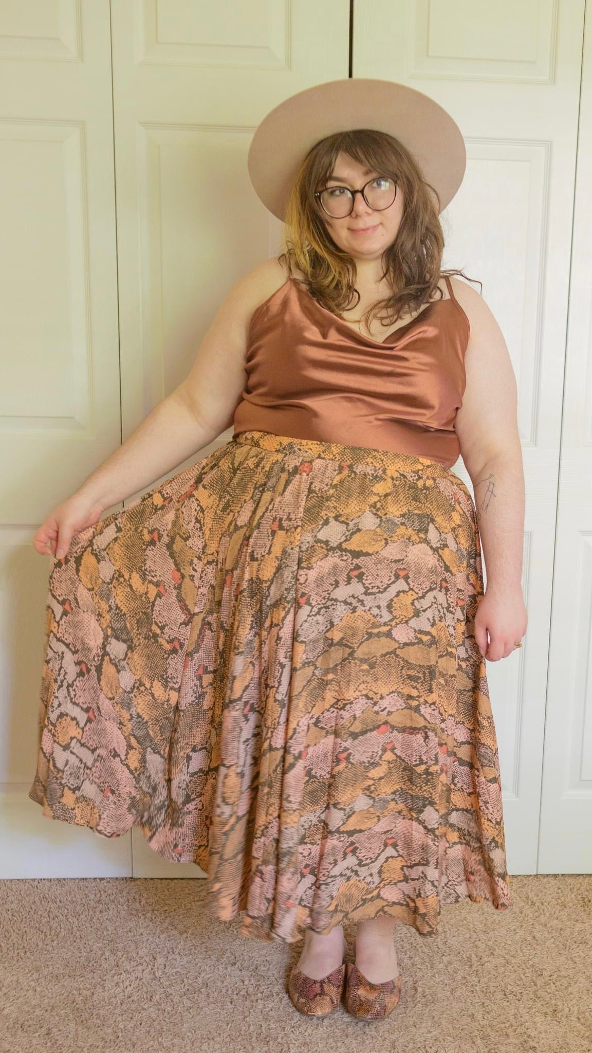 Plus size tonal dusty rose snake skirt outfit 

#LTKstyletip #LTKcurves #LTKSeasonal