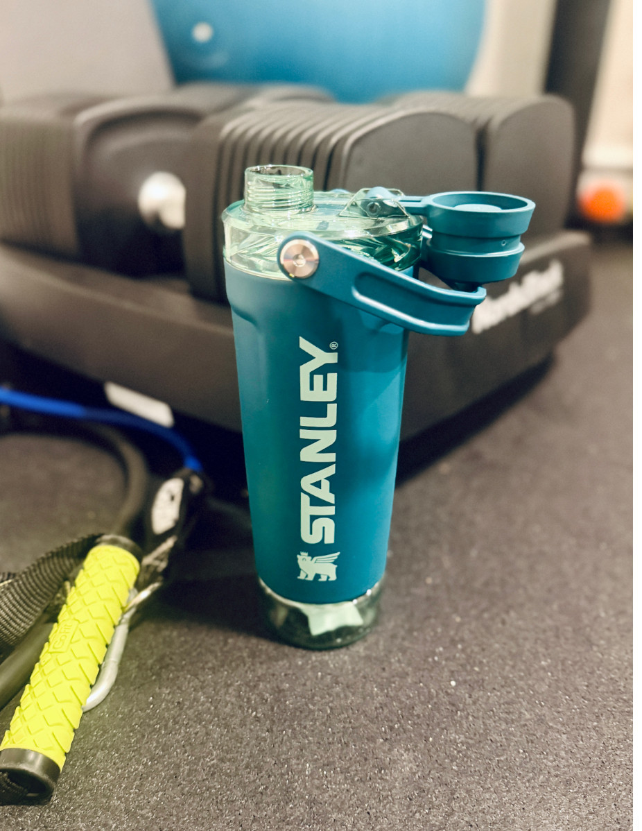 #ad My Half marathon training is in full force, which means means I’m basically living at the gym lately 🏃‍♀️💪 and this Stanley Vitalize Shaker Bottle has been coming with me everywhere so I can fuel right after a workout! The bottom storage is perfect for tossing in my pre-workout, post-workout, or protein powder so I’m not carrying a million things too! Also… the colors are so fun it almost makes those long runs feel worth it. 😅 
@stanley_brand #stanleypartner 
 

 