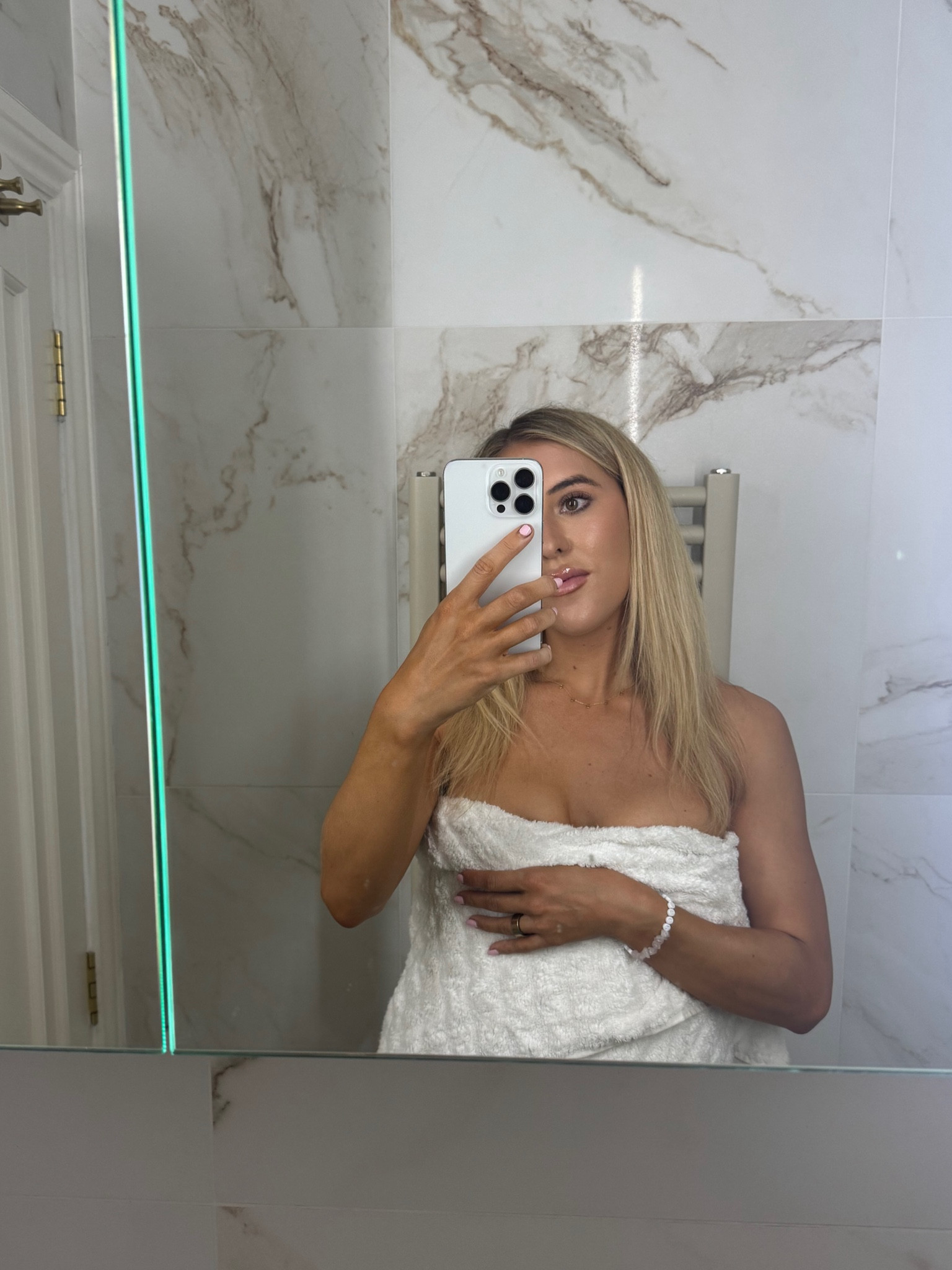 Make up - glow - fake tan - tan - tanned - summer skin - summer skincare - eye make up - tanned make up - glowing make up 

#LTKbeauty #LTKuk #LTKsummer