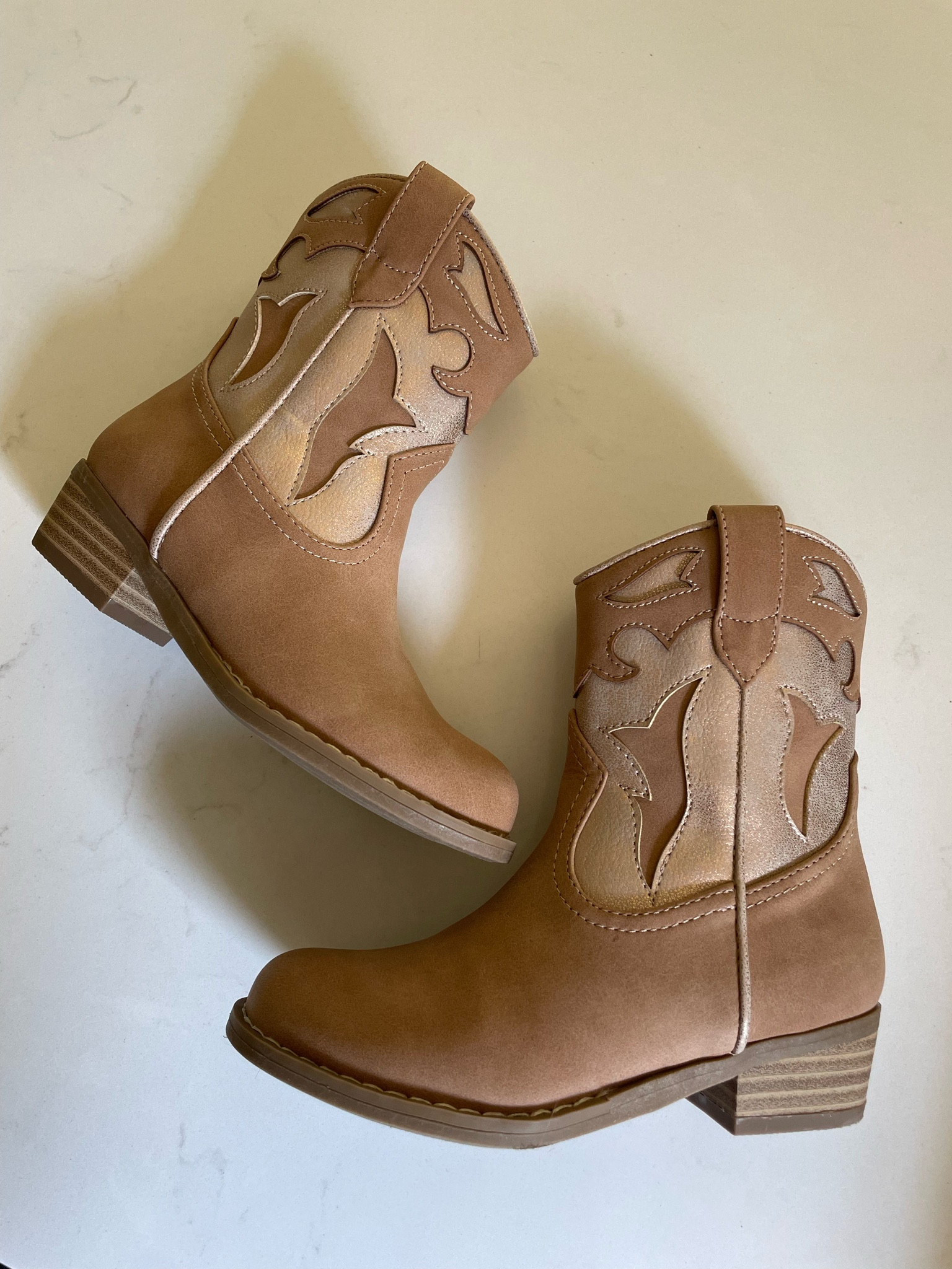 Girls Dolce vita western boots 

#LTKKids #LTKShoeCrush #LTKSaleAlert