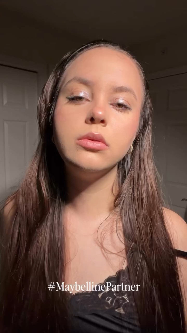 #MaybellinePartner ✨

De un glow suave de día… a una mirada intensa que domina la noche. 🌙
Este es mi transition look usando mis esenciales de ojos de Maybelline: ligero, luminoso y natural durante el día… y luego más profundo, definido y seductor cuando cae la noche.

Me encanta cómo pequeños cambios pueden transformar completamente el mood:
✨ más intensidad en la mirada
✨ un toque extra de shimmer
✨ definición que eleva todo el look

Porque un buen eye look no es solo maquillaje… es energía, actitud y presencia.

¿Tú eres más de day glam o night glam? 👀💫
#LOrealistar #MaybellinePartner #MyMaybellineEyeLook @maybelline