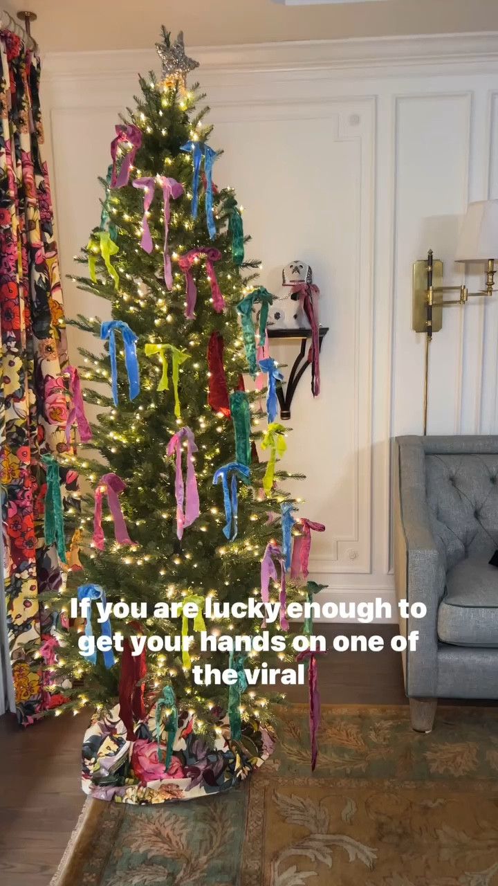 If you were lucky enough to get your hands on one of the viral twinkling trees, this tip is for you!

At first I wasn’t going to post this because it seems obvious. But, as I thought about the tons and tons of google search results I saw about this exact same issue - I realized that I wasn’t the only one who jumps right into the excitement of holiday decorating and doesn’t take the time to read the instructions. Or, in this case, the remote. ✨ 

Happy holiday decorating!

Last 📷: @catwilbornephotography 
•
•
•
#housebeautiful #southernliving #myhousebeautiful #traditionalwithatwist #southernhome #traditionalhome #chinoiseriechic  #sodomino #southernhomemag #betterhomesandgardens #dominomag #bhgstylemaker #mytradhome #moderntraditional #southerncharm #southernstyle #interiorstylingideas #classicdecor #hgtvmagazine #hgtvhome #ighomes #interiordecoratingideas #stylishhomevibes #graciouslivingstyle #colormakesmehappy #bhgcolor #boldcolor #colorfuldecor #colorfulchristmas #fauxtree