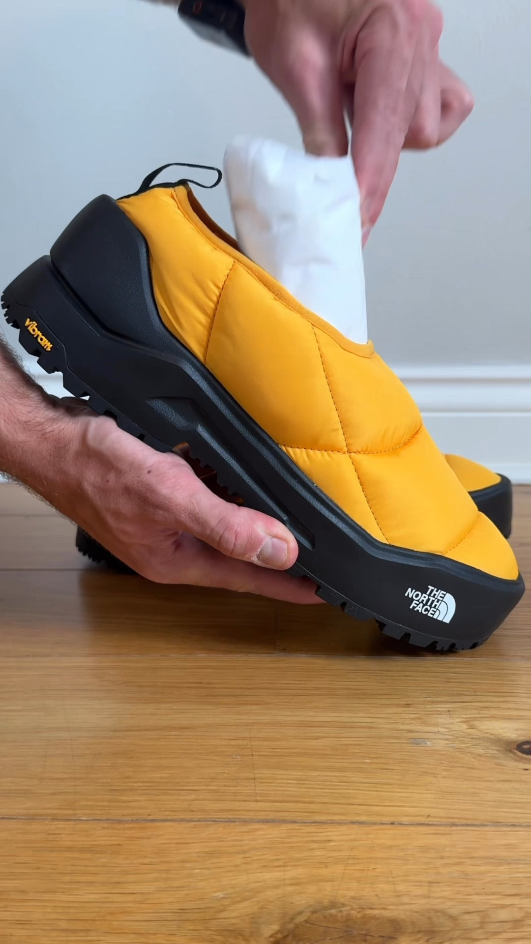 The North Face Base Camp ThermoBall Mules🔥🔥

•🔥 ThermoBall insulation – keeps your feet warm even when wet

•🛶 Water-resistant upper – ready for damp campsites & muddy trails

•🧊 Super lightweight & packable – perfect for base camp or travel

•👣 Slip-on comfort – easy on, easy off after long runs or hikes

•🧗 Vibram XS Trek outsole – reliable grip on slippery ground

@thenorthface @thenorthfaceuk 

#thenorthface #asmr #shoereview #asmrunboxing #trailrunning