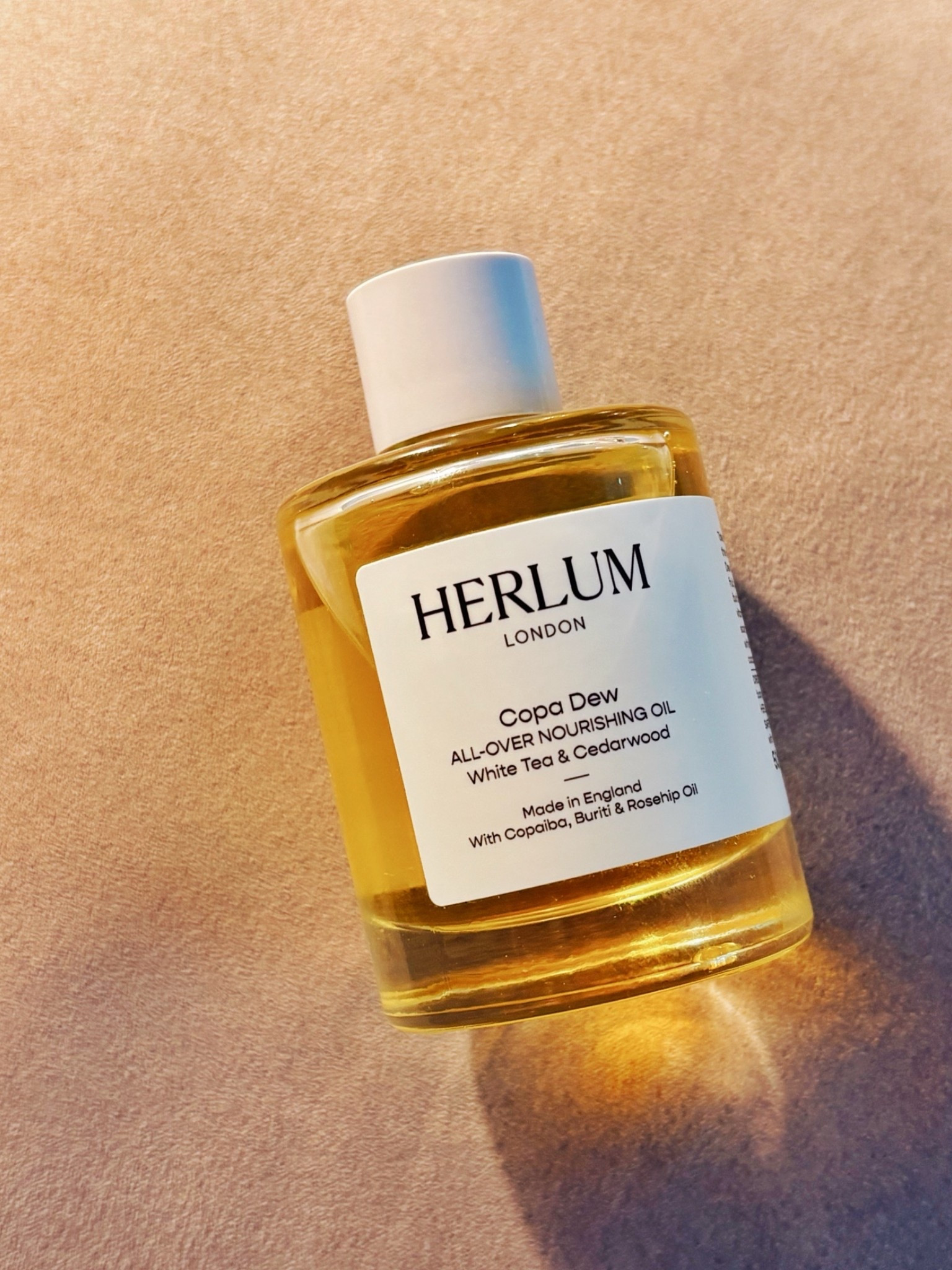 Silky formula, fast-absorbing and packed with nourishing ingredients for a gorgeous dewy finish: restorative copaiba oil, cold-pressed rosehip and buriti oils, to give skin, hair and body the ultimate glow. Smells so good too. 💛