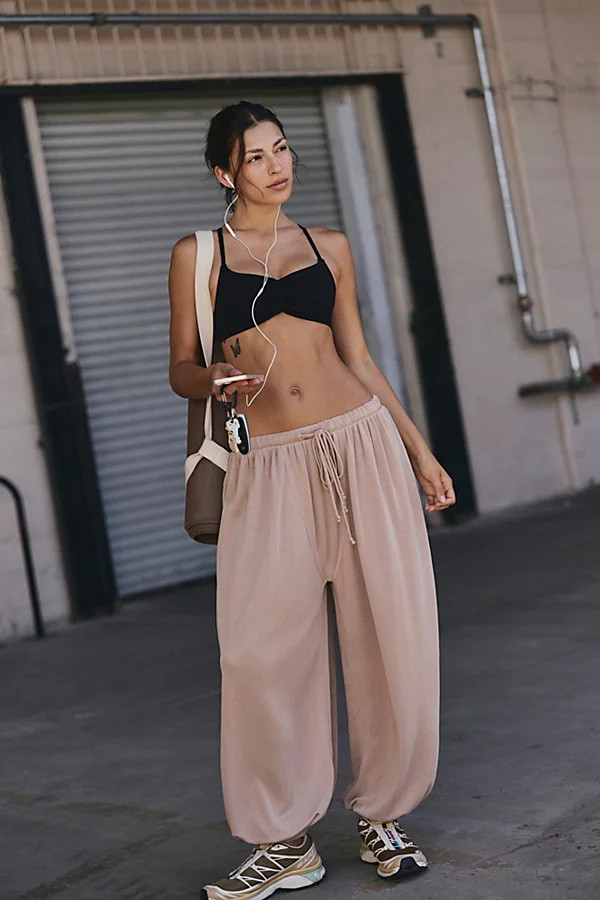 Pantalon Ballon Momentum par FP Movement en Sablonneux, pour femme chez Free People | Free People FR