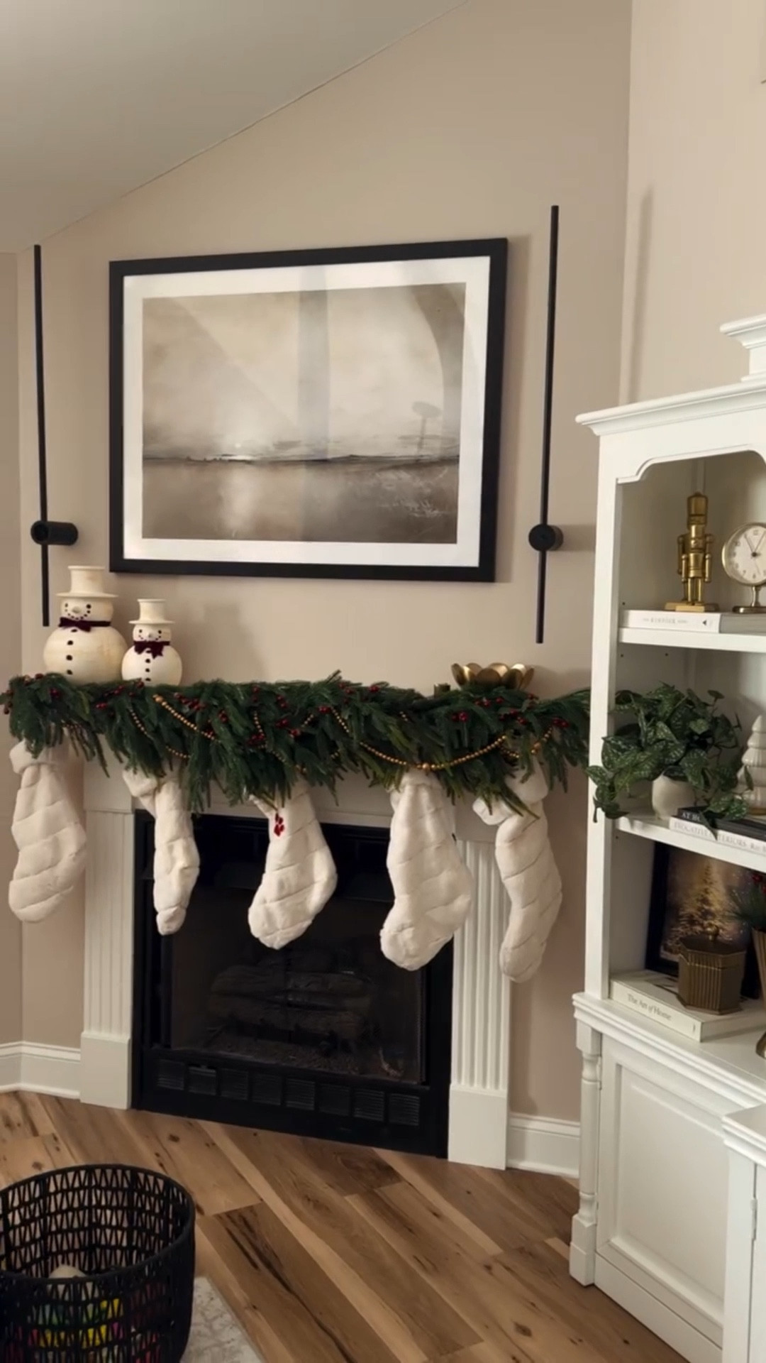 When you’ve been quietly humming Christmas jingles since March…and now you can finally decorate 🎄😂

Starting the holiday decorating season with all the cozy vibes, classic greenery, hints of burgundy, brass accents, and festive touches everywhere. Sharing easy Christmas decor ideas and simple home inspo as the magic unfolds.

#christmas2025 #christmasdecor #cozychristmas