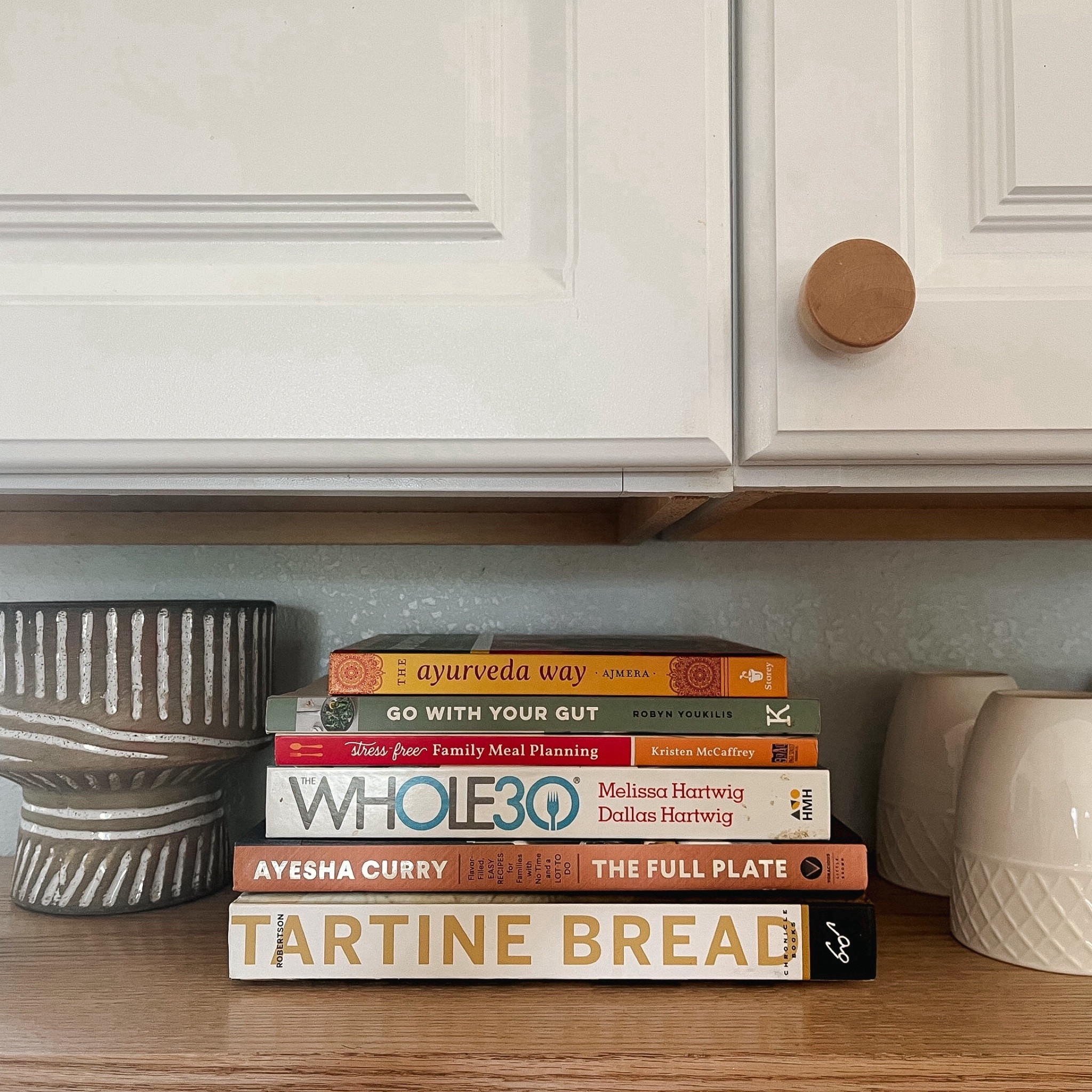 Adding this wood shelf and these cabinet knobs to our kitchen created such an easy boho look!

DIY kitchen, Cookbooks, Diet, Dinnerware, Boho kitchen decor, Minimalist kitchen, DIY home improvement, Boho chic decor, Open shelving, Coffee table books

#LTKfindsunder50 #LTKhome #LTKGiftGuide