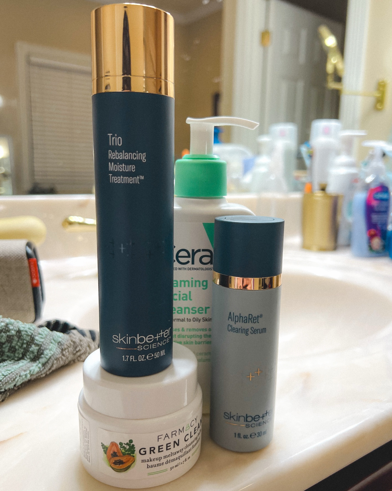 The night time cleanser lineup! 🧼 I only use Farmacy’s Green Clean when I need to remove makeup! It helps keep my skin from going dry, especially in the winter!