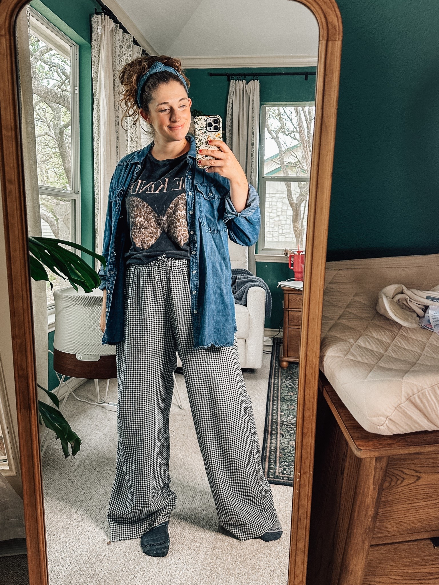 Living in comfy, loose-fit pants latel and these black gingham ones are everything.
Soft, high-waisted, and perfect for postpartum or just everyday cozy vibes.
Paired with a band tee and denim shirt for the “I got dressed but make it comfy” look.

#LTKmomstyle #postpartumstyle #LTKspring #momlifeootd #ginghampants

#LTKBump #LTKStyleTip #LTKTravel