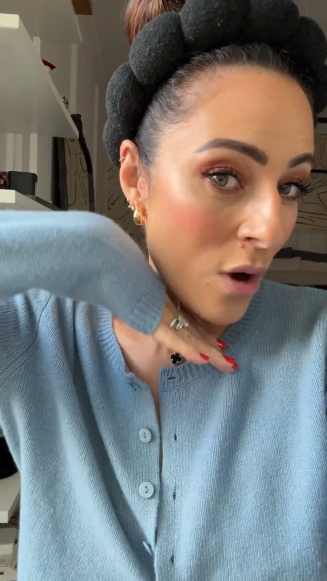 This cashmere cardigan is so gorgeous, this color is almost sold out but it comes in several colors! I also got the red! Runs TTS I did XS! 





Cashmere, cardigan, Nordstrom, makeup, glam 

#LTKBeauty #LTKSeasonal #LTKHoliday