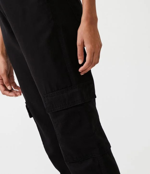 Calça Jogger Cintura Alta com Detalhe de Fivela e Bolsos Cargo Preto - Lojas Renner | Renner (BR)