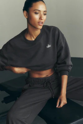 ALO | Cropped Accolade Crewneck Top in Anthracite Grey, Size: Small | Alo Yoga