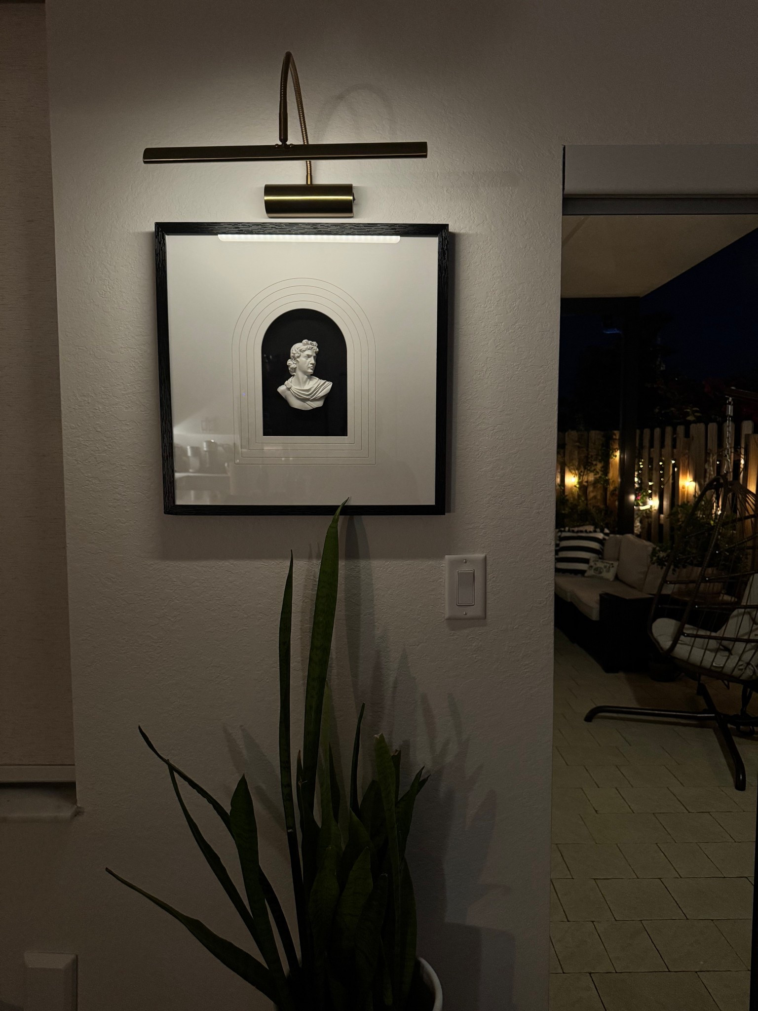 This gorgeous picture light from Amazon really added a touch of elegance to this little corner 😍
It’s fully wireless, dimmable and has warm and cool light options. You know we love our cozy low light evenings here ✨👌🏼

cozy home decor | low light | lamp o clock | picture light | cozy modern home vintage inspired decor | plants