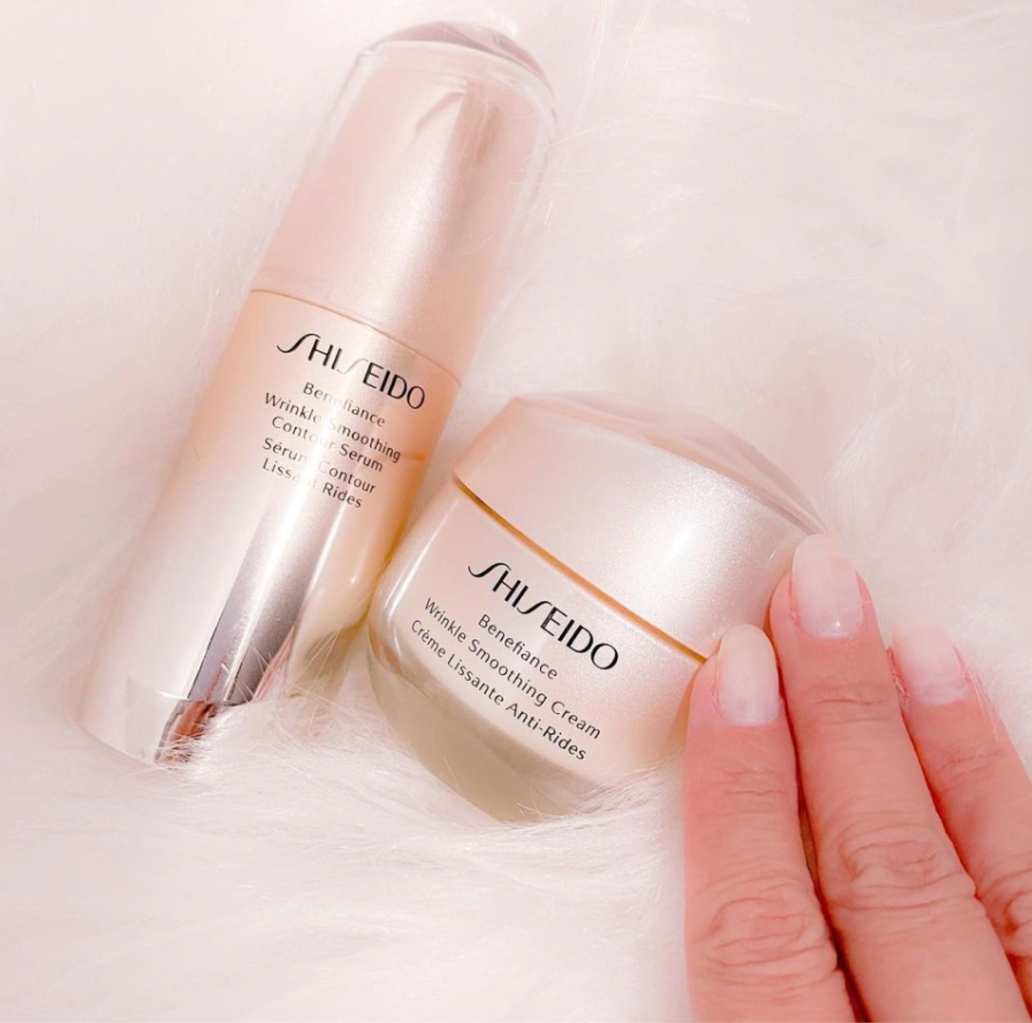 Se tem uma linha da @shiseido que eu AMO, é a Benefiance. Ela é toda focada na pele a partir dos 35 anos de idade, que já mostra sinais visíveis de rugas, ressecamento, aspereza e perda de elasticidade. A linha conta com a Tecnologia Reneura+™️ que seria: “ É uma tecnologia que foi desenvolvida para despertar uma luminosidade única, bloqueando o excesso de ß-noise (beta-noise) que impede que os nervos sensoriais transmitam informações com eficácia e a pele tenha uma responsividade ótima. O Extrato de Natsume, um componente novo e chave desta nova tecnologia que deriva da fruta Ziziphus jujuba, bloqueia o excesso de ß-noise. Além disso, o Extrato de Ashitaba-a (alfa), derivado uma planta energizante – usada durante séculos por curandeiros japoneses - aumenta a eficiência em produção de ATP (energia) das células nervosas e otimiza as respostas celulares da pele. E para complementar a Tecnologia ReNeura + ™️, o Active Response Powder melhora a resposta cutânea sensorial.” Top hein? 

#LTKbrasil #LTKbeauty