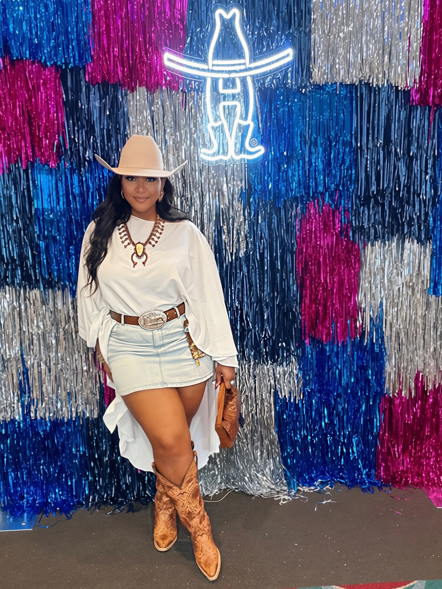 Pretty girls love the rodeo. ✨🐎