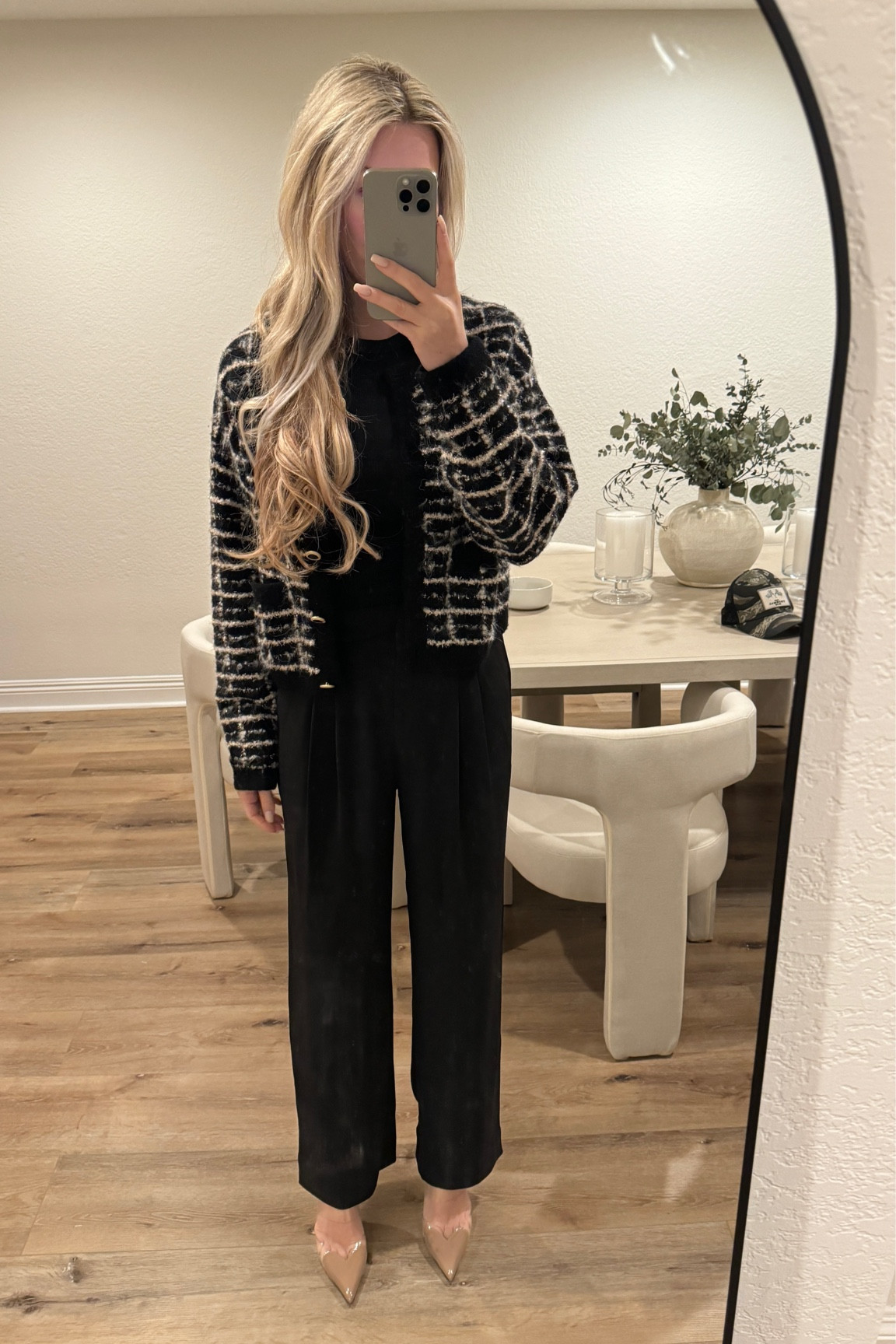 And other stories cardigan🖤
Tiger of Sweden tshirt🖤
Goelia pants🖤
Alaia shoes 🤎