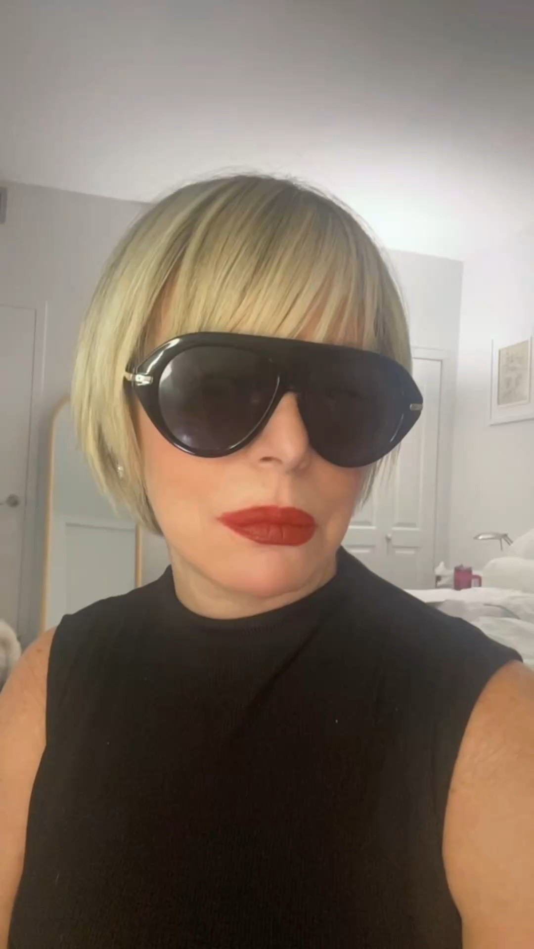 You probably think all oversized sunglasses look the same… but they don’t.
One of these three is WAY more expensive than the others 👀
Can you guess which one?



#annettevaillant #MujeresSinFechaDeExpiracion #WomenWithNoExpirationDate #OversizedSunglasses #StyleOver70