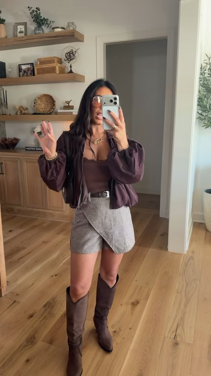 Chocolate brown and cream might be my favorite fall color combo! 🤎🤍 This lightweight jacket paired with a fitted brown top and cream wide-leg pants feels polished without trying too hard. Perfect for dinner, work, or a fall date night!
#chocolate brown outfit, cream pants outfit, fall date night outfit, wide leg trousers, women’s fall fashion, brown jacket, neutral fall outfit, classy casual outfit