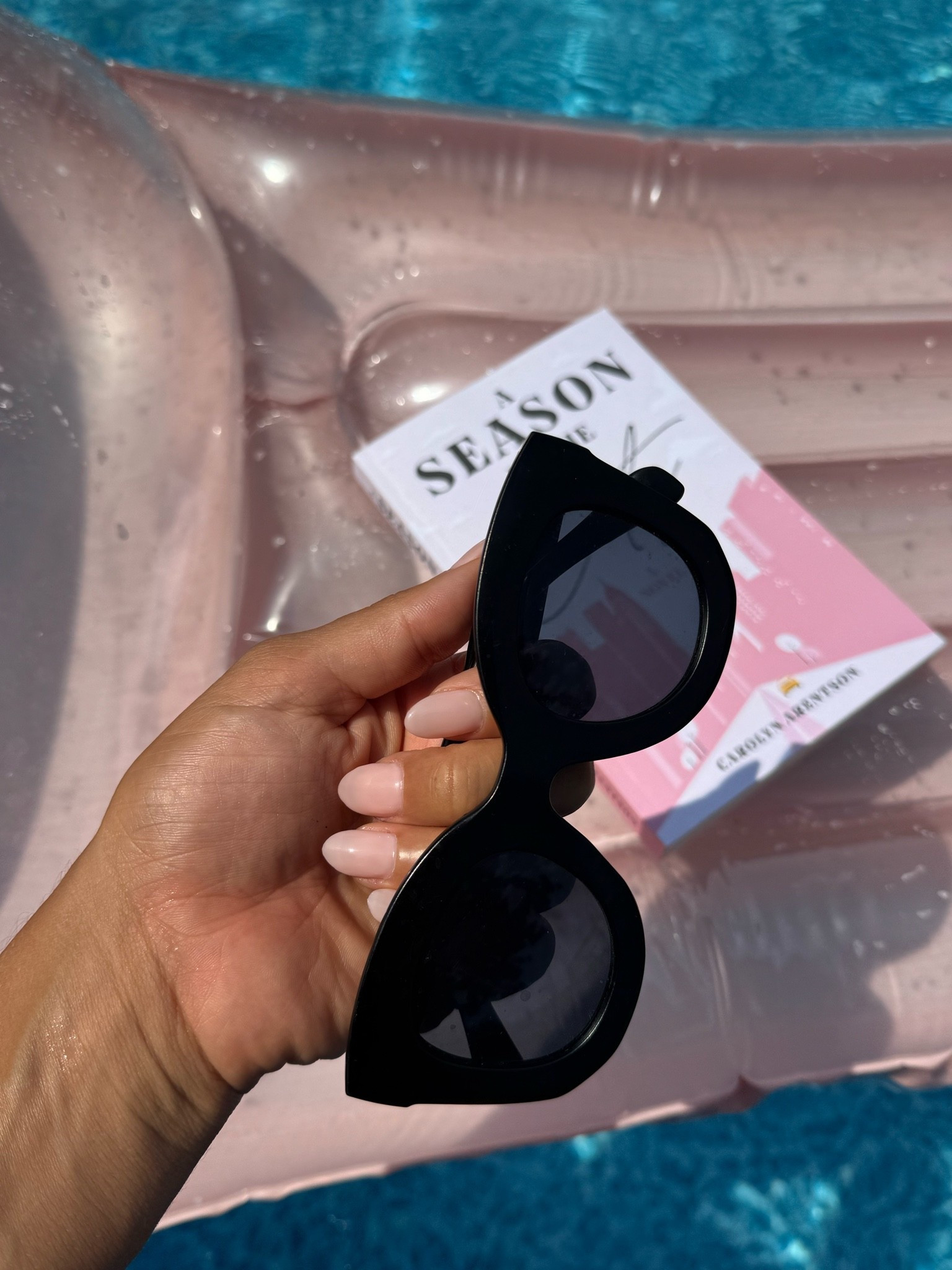 Love these chic black sunnies!

#LTKdayinmylife