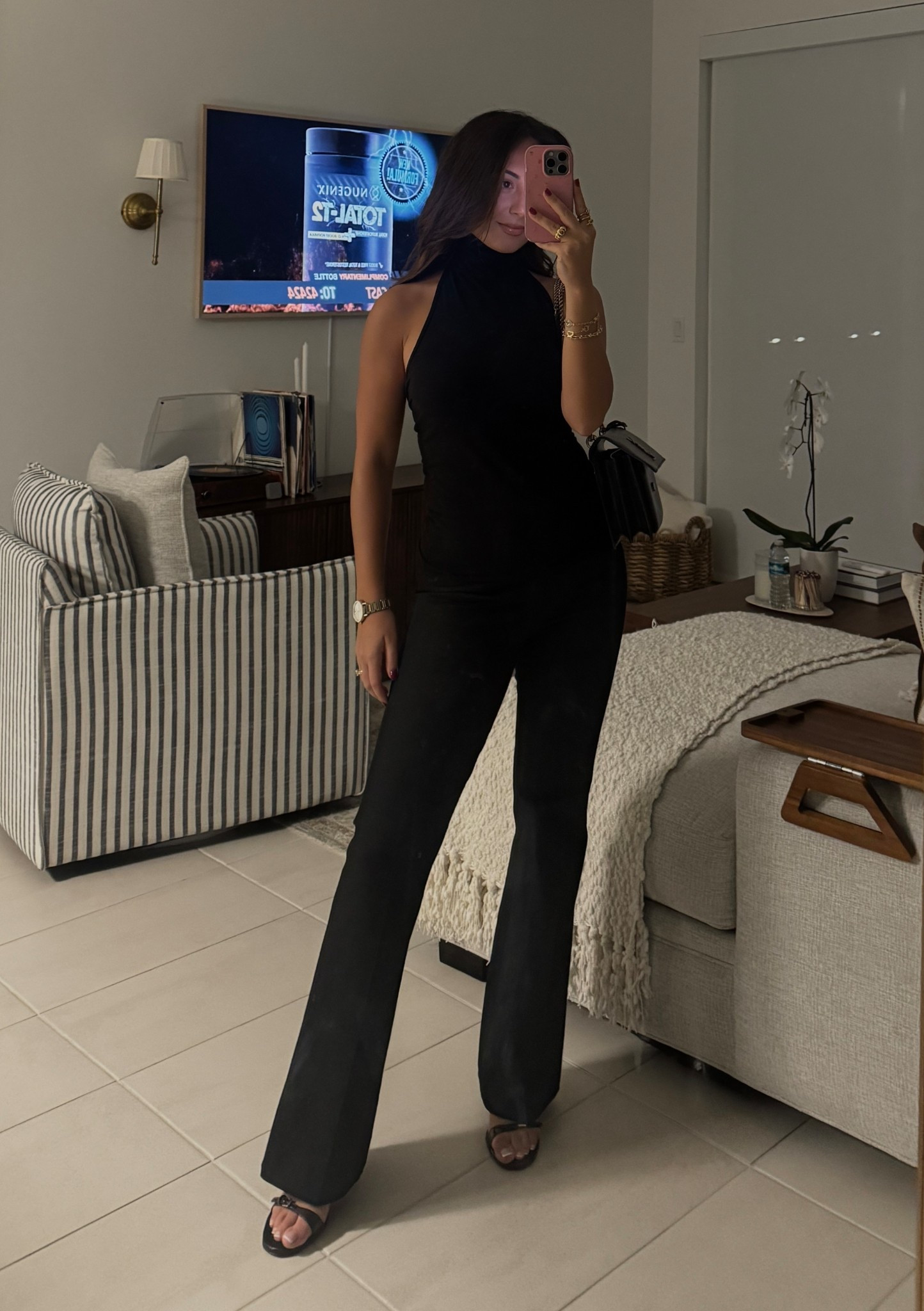 btw you know how there is no good pant out there? Like we have jeans or black jeans or trouser pants or even leggings but no pant you can dress up or down? Just a girl PANT? I freaking found my new go to pair at @abercrombie they are so cute & so comfy 